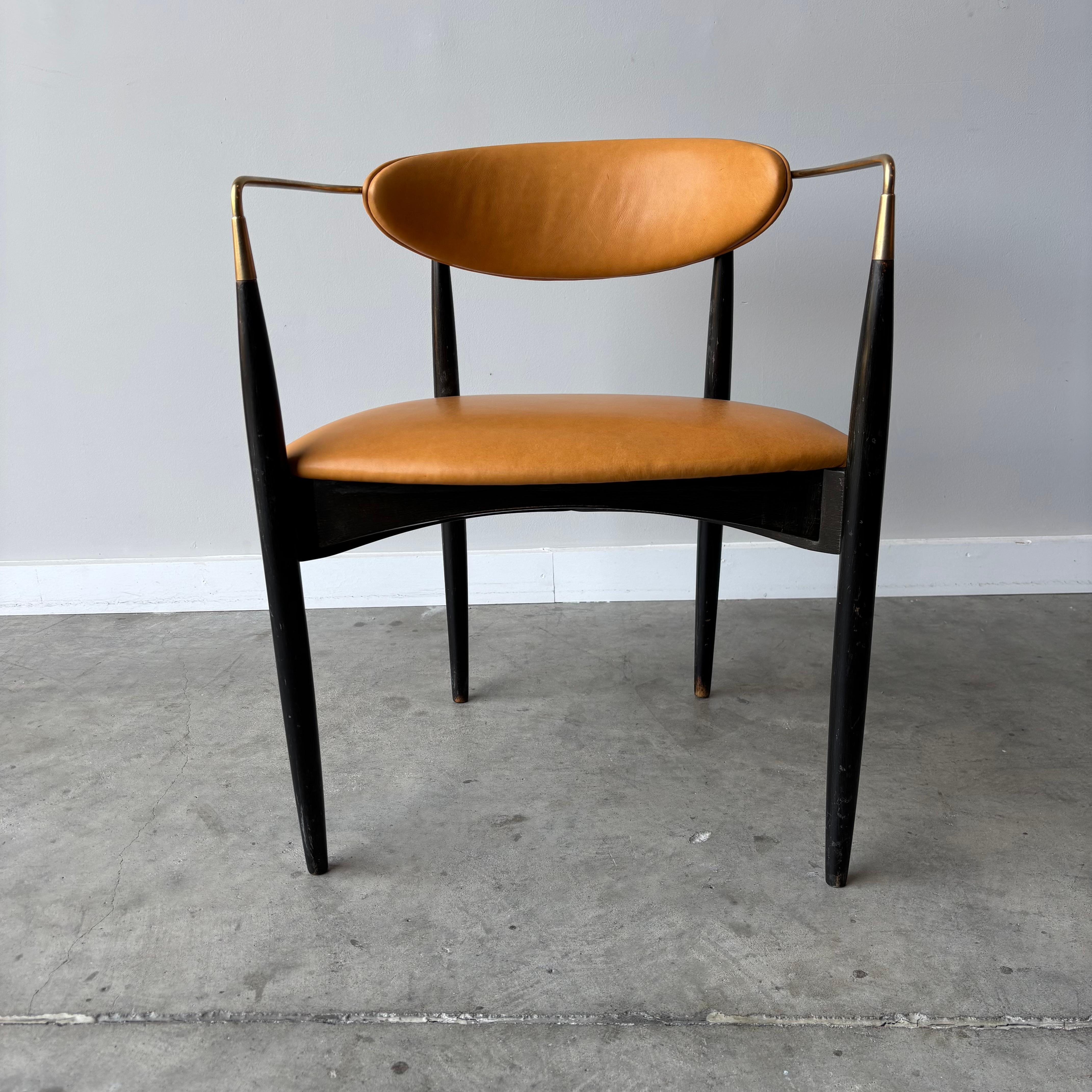 Les bras en laiton enveloppants se courbent continuellement de l'arrière vers l'avant, créant la silhouette sculpturale qui définit le design Viscount des années 1950 de Dan Johnson.
Nouvellement rembourré en cuir cognac tout en conservant le cadre