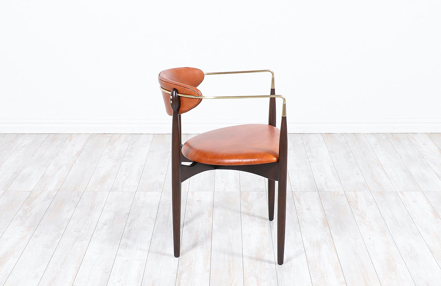 Mid-Century Modern Dan Johnson fauteuil vicomte en cuir cognac et laiton d'appoint pour Selig en vente