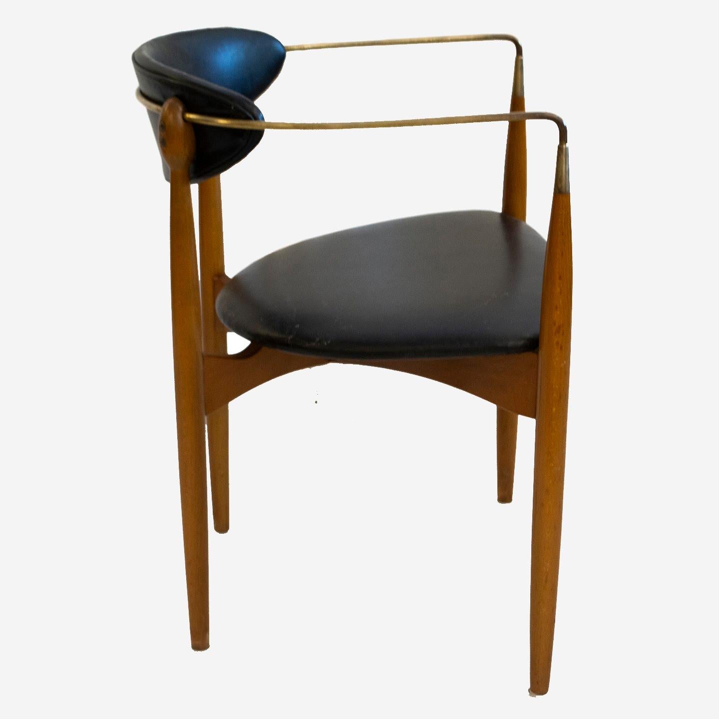 Dieser Dan Johnson Viscount Stuhl ist in seinem ursprünglichen Zustand. Es hat eine schöne Patina und hat seine strukturelle Integrität aufgrund seiner feinen Verarbeitung erhalten. Dieser seltene, mit schwarzem Original-Vinyl gepolsterte Stuhl