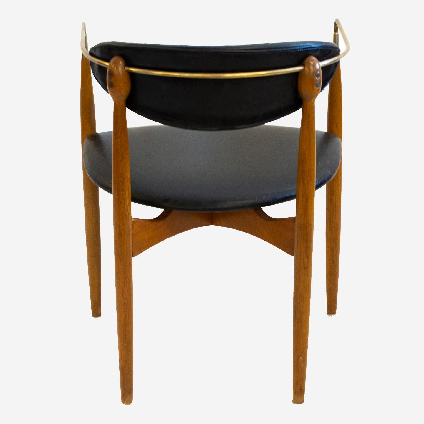 Dan Johnson: Vicount-Stuhl aus Nussbaum und Messing von Selig (Metallarbeit) im Angebot
