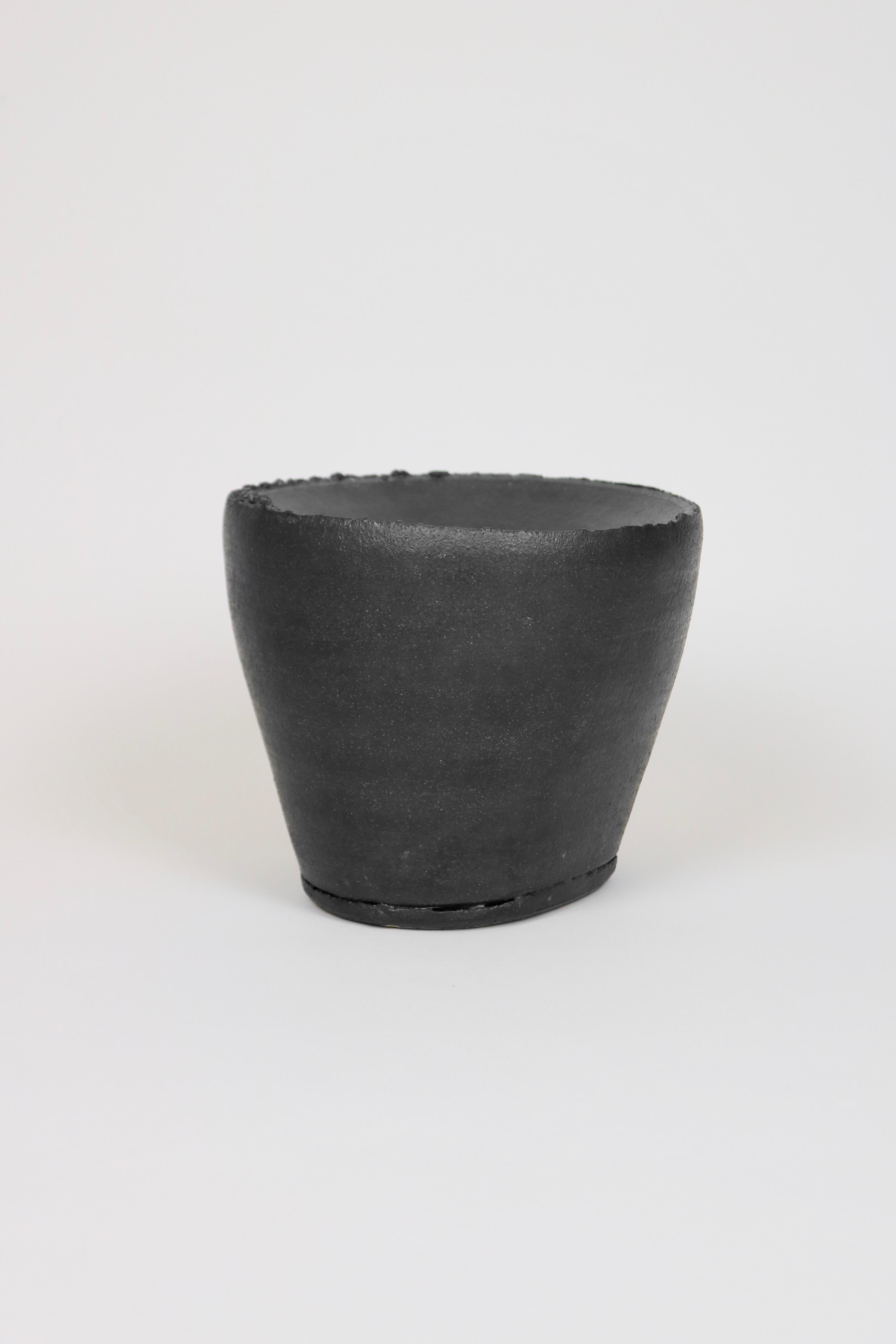 Dan Kelly: schwarze Vase (Keramik) im Angebot