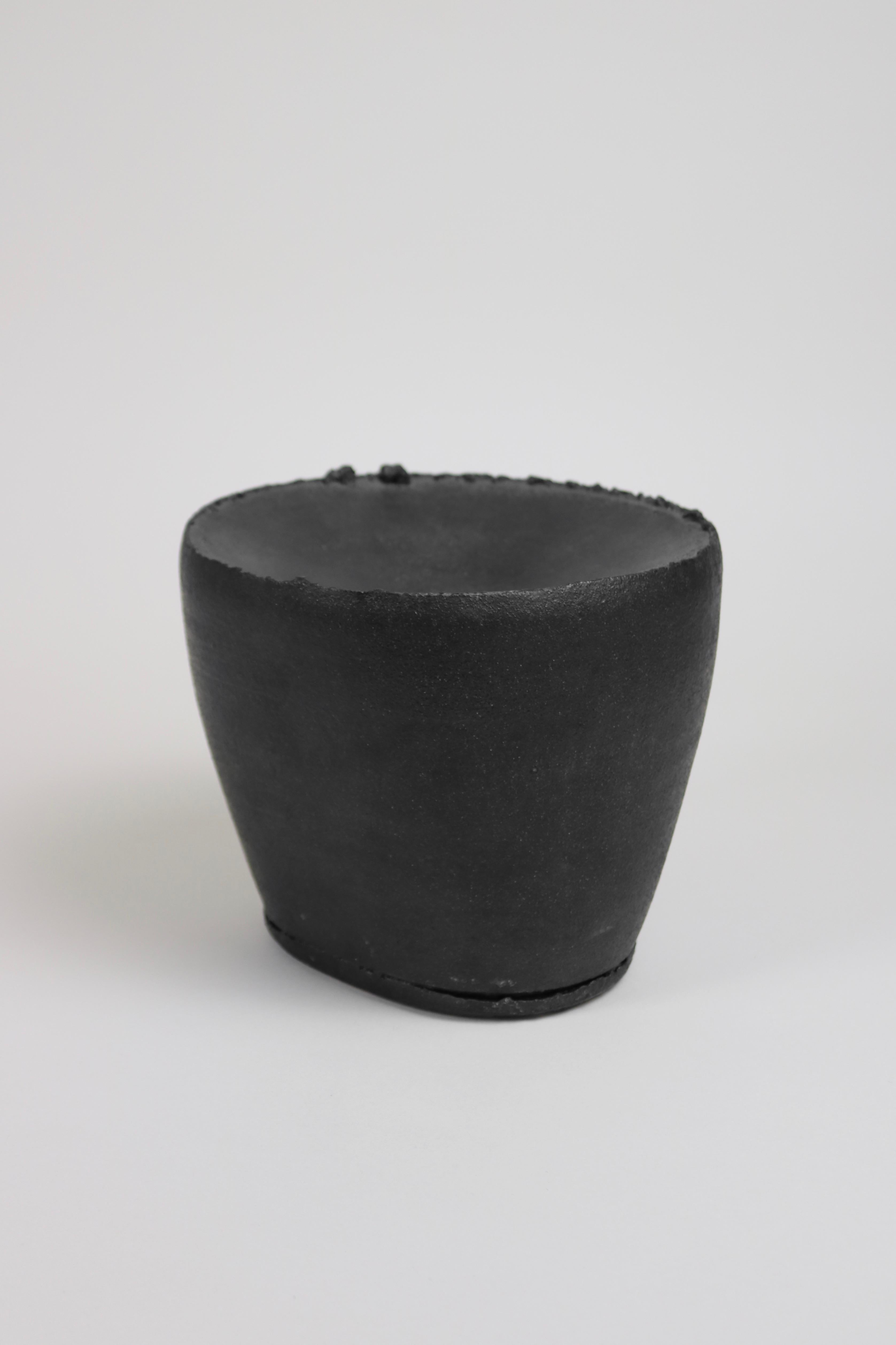 Dan Kelly: schwarze Vase im Angebot 4