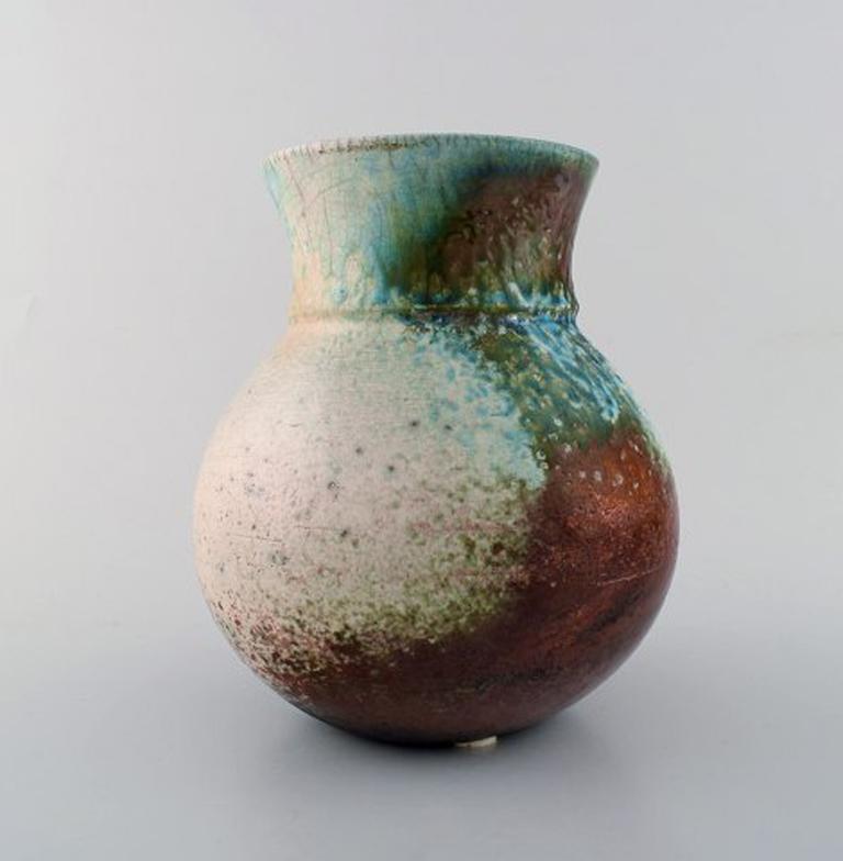 Dan Leonette. Swedish ceramist. Unique ceramic vase in red crystal glaze with shades of blue and white. 1970s.
In very good condition.
Signed.
Measures: 22 cm x 20 cm.