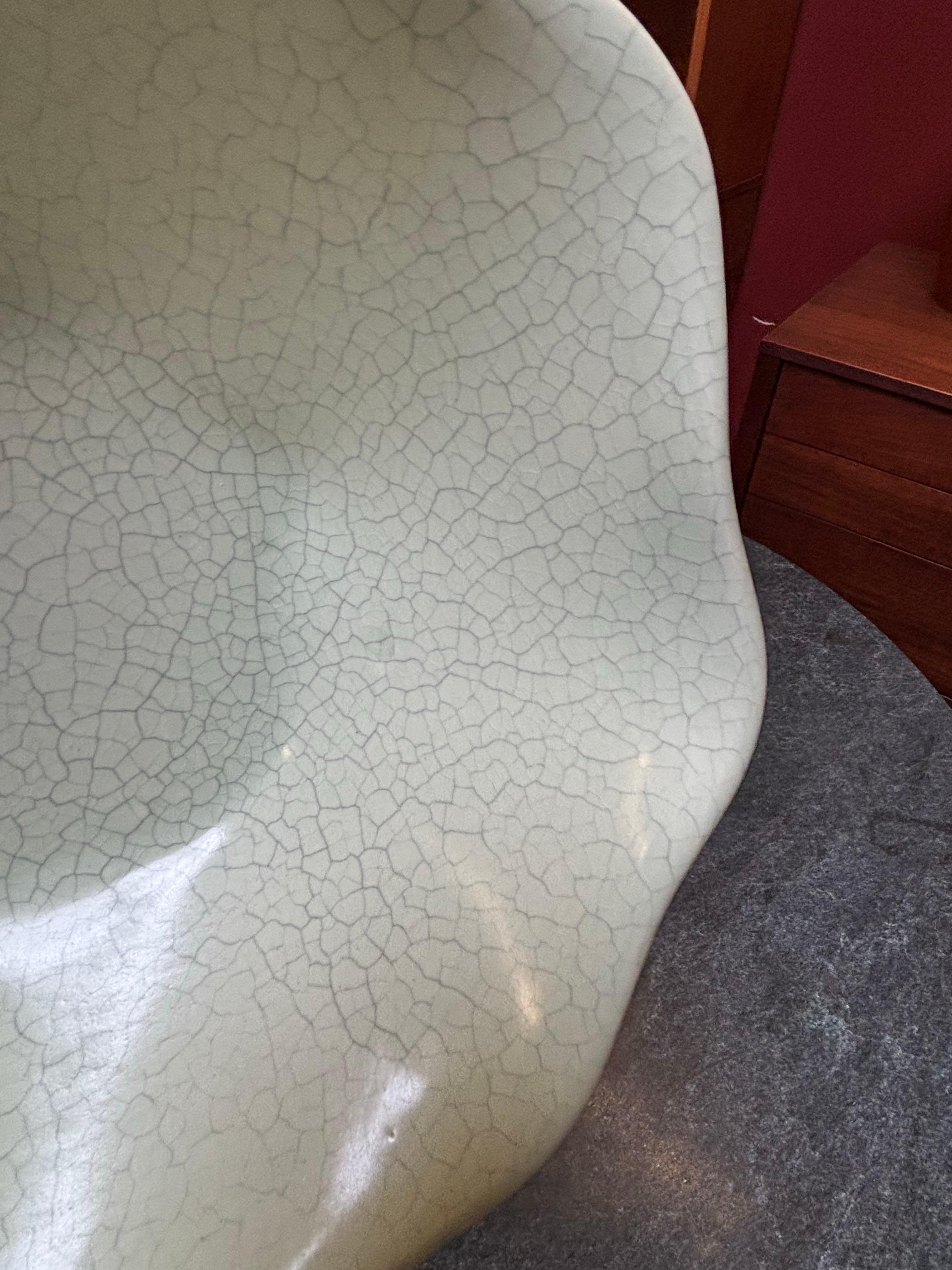 Bol vert pâle à bord festonné de Dan Levy.  Signé et daté au verso.