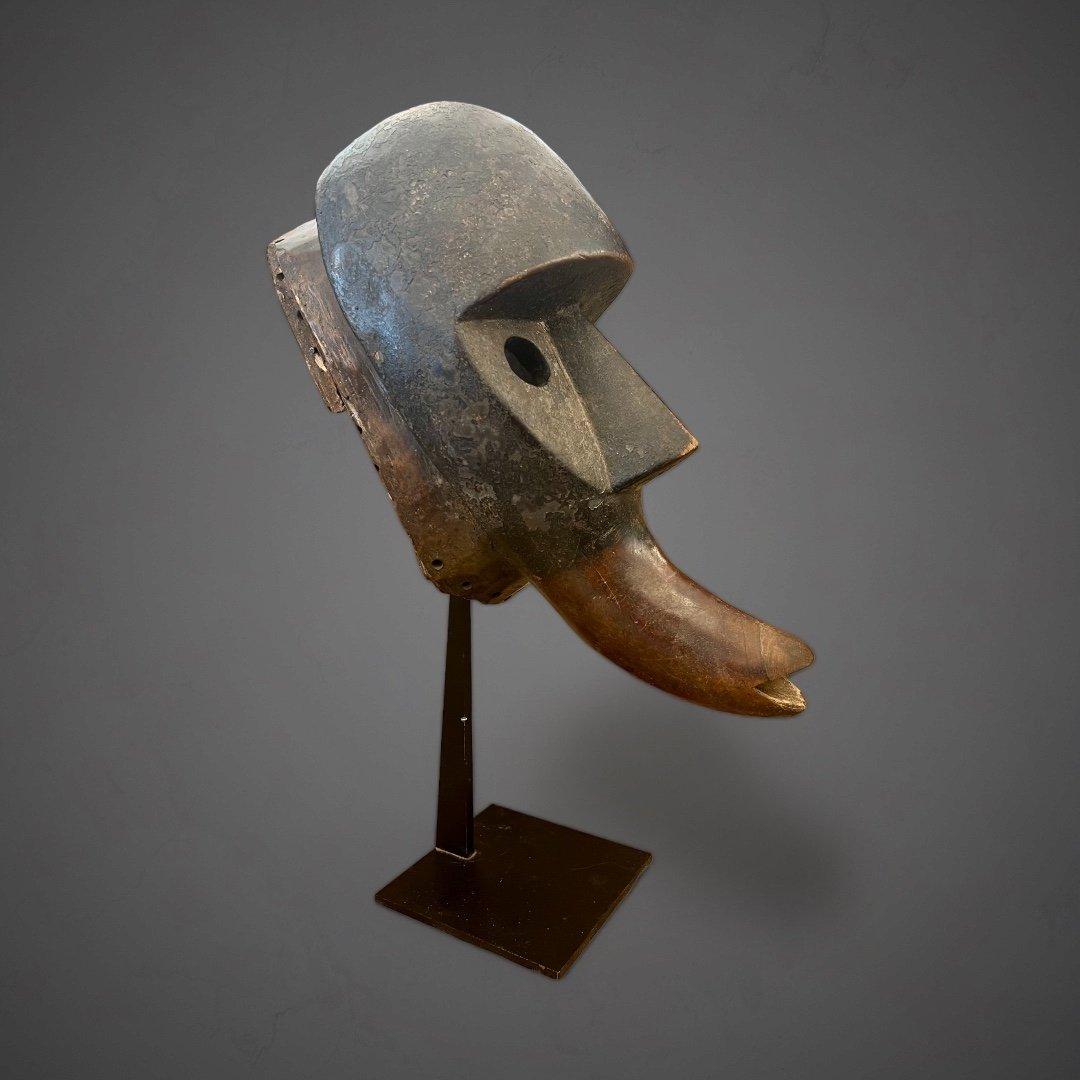 Diese sehr elegante Dan-Maske von der Elfenbeinküste in Afrika ist wohlproportioniert und hat einen lang vorspringenden Mund. Sie stammt aus den 1950er Jahren. Der Sockel ist im Preis inbegriffen. 

Dan-Masken sind als Verkörperung von mindestens