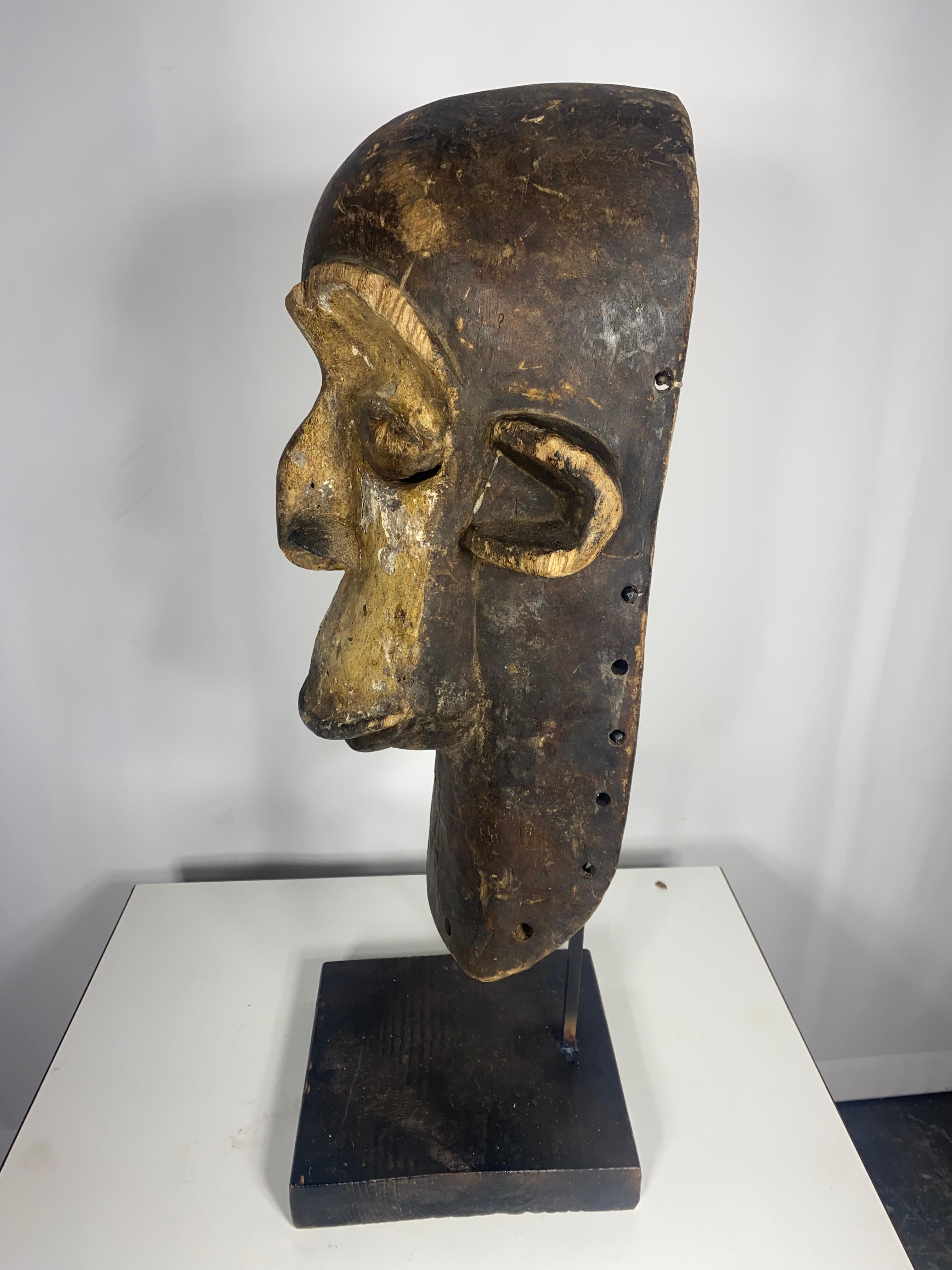 Dan-Maske aus der Elfenbeinküste, Afrika, 1950 (Stammeskunst) im Angebot
