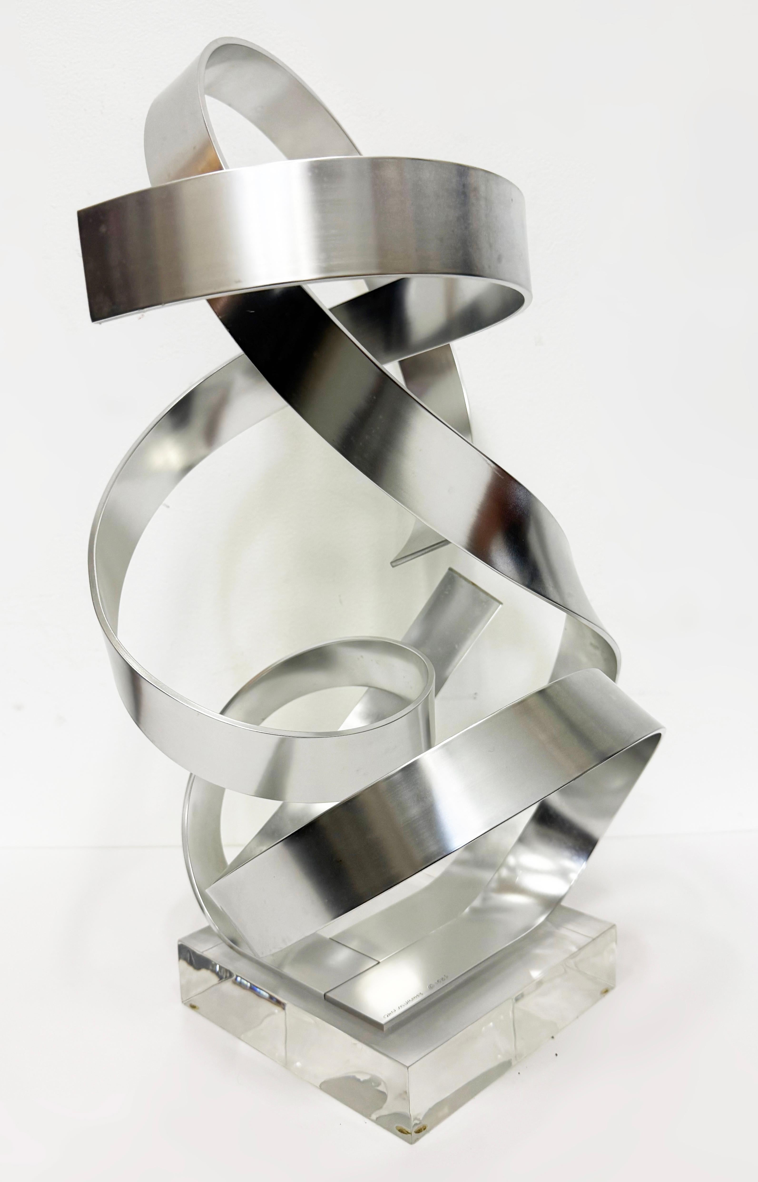 Dan Murphy 1985 Abstrakte Band-Skulptur auf einem Lucite-Sockel (amerikanisch) im Angebot