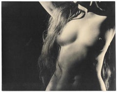 Fotografía en blanco y negro de un desnudo femenino por un fotógrafo estadounidense contemporáneo