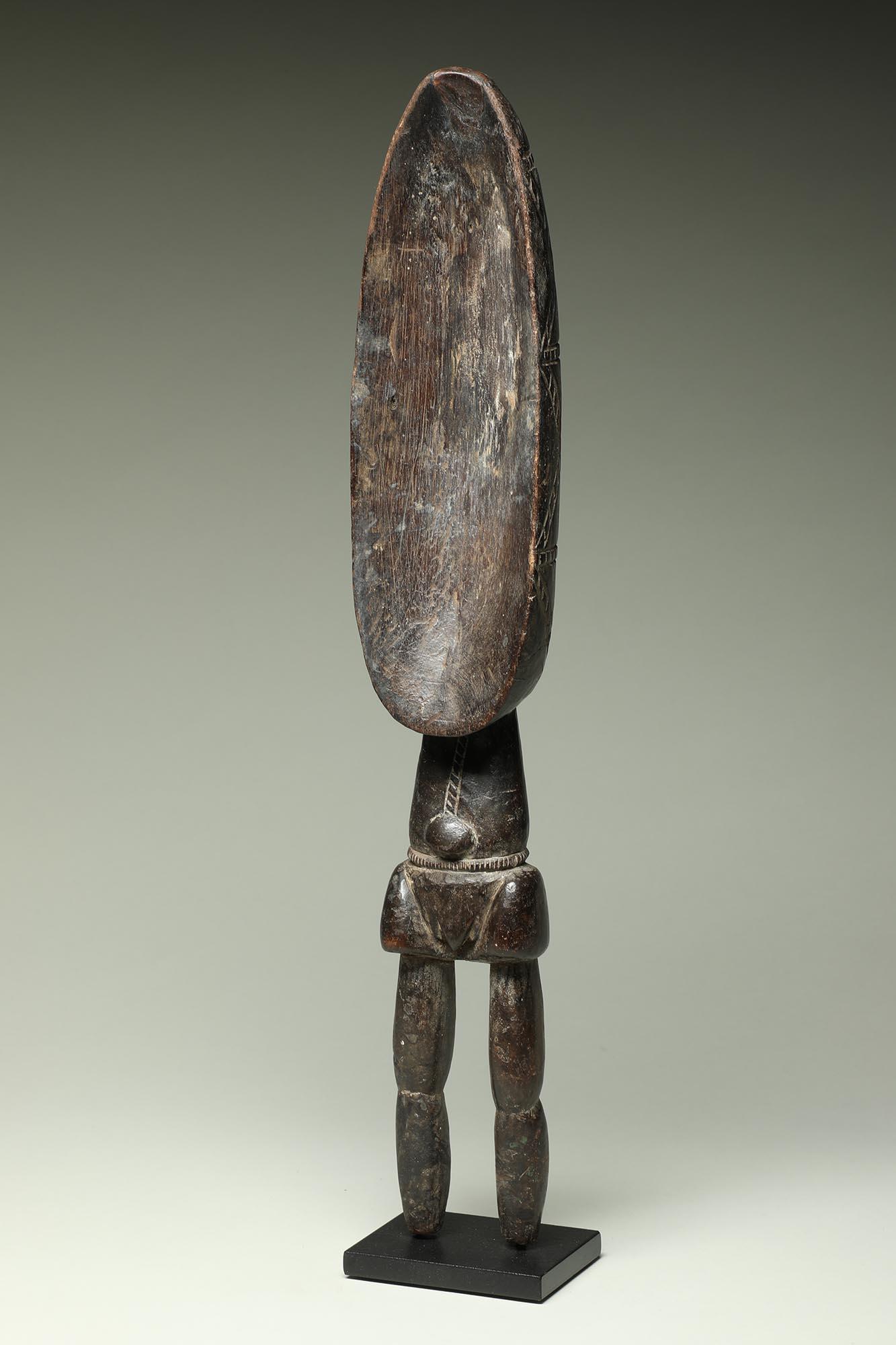 Cucchiaio o mestolo di prestigio in legno intagliato Dan, proveniente dal popolo Dan della Costa d'Avorio, in Africa occidentale.  Cucchiai come questo venivano utilizzati dalla donna più in vista del villaggio come segno del suo potere e della sua