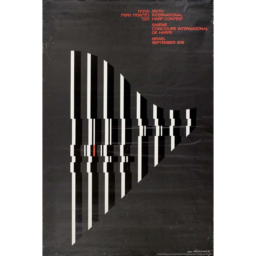 Cette affiche originale de 1976, réalisée par le célèbre designer israélien Dan Reisinger, a été créée pour le Sixième Concours International de Harpe, qui s'est tenu en Israël en septembre de cette année-là. Chef-d'œuvre du graphisme moderniste du