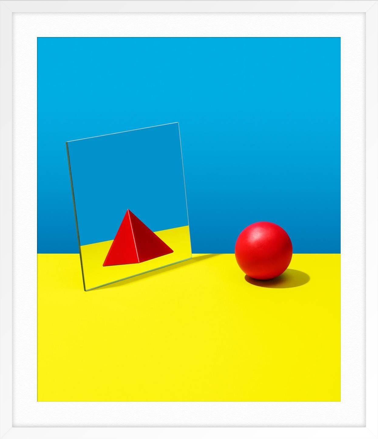 SU QUESTO PEZZO: Entrambi i pezzi vogliono rappresentare l'idea di non riconoscere chi sei. Utilizzando forme semplici e una tavolozza di colori primari, le immagini vogliono essere semplicistiche e allo stesso tempo sfidare lo spettatore ad essere