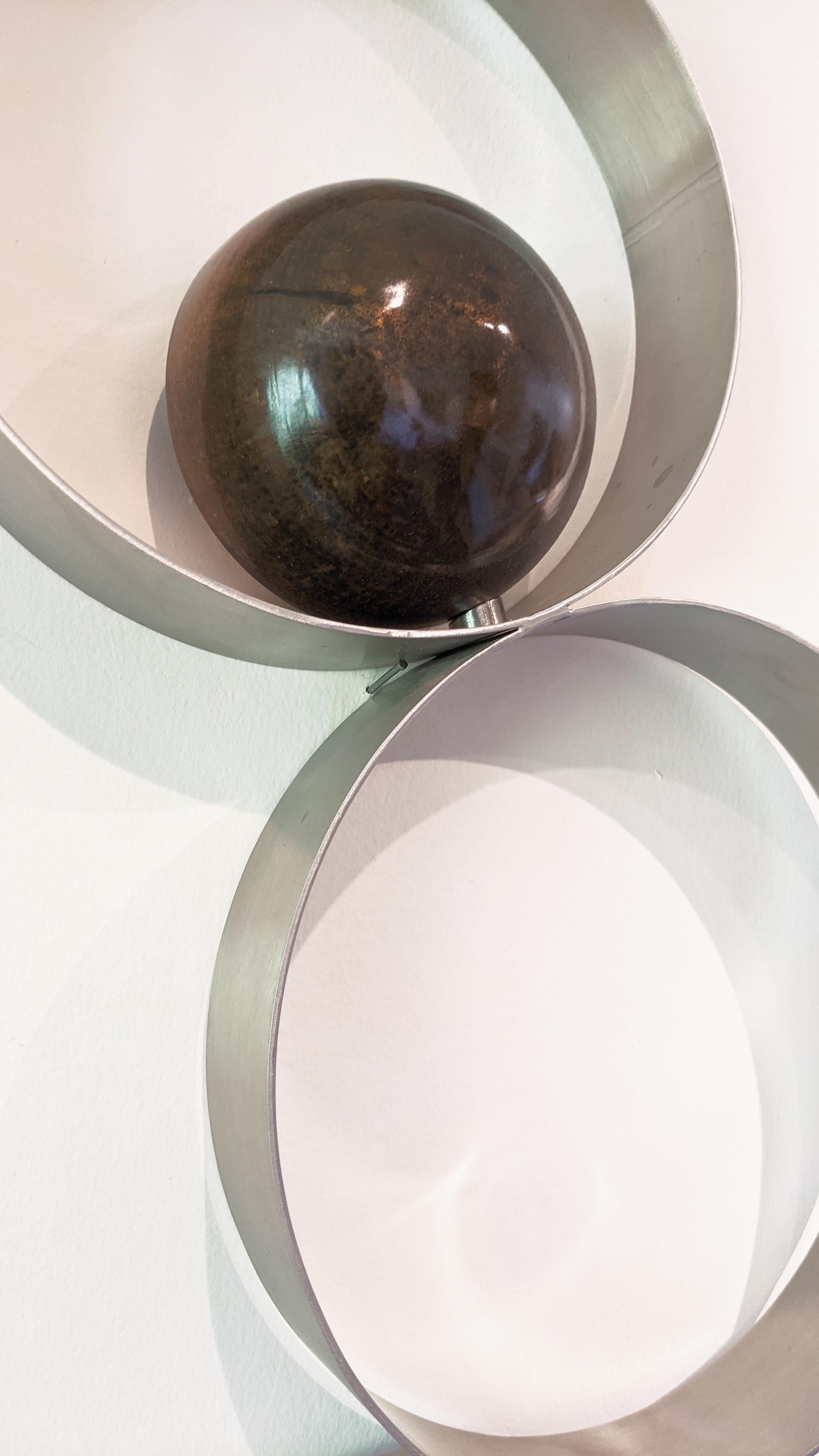 A nouveau cercle - Beige Abstract Sculpture par Dan Toone