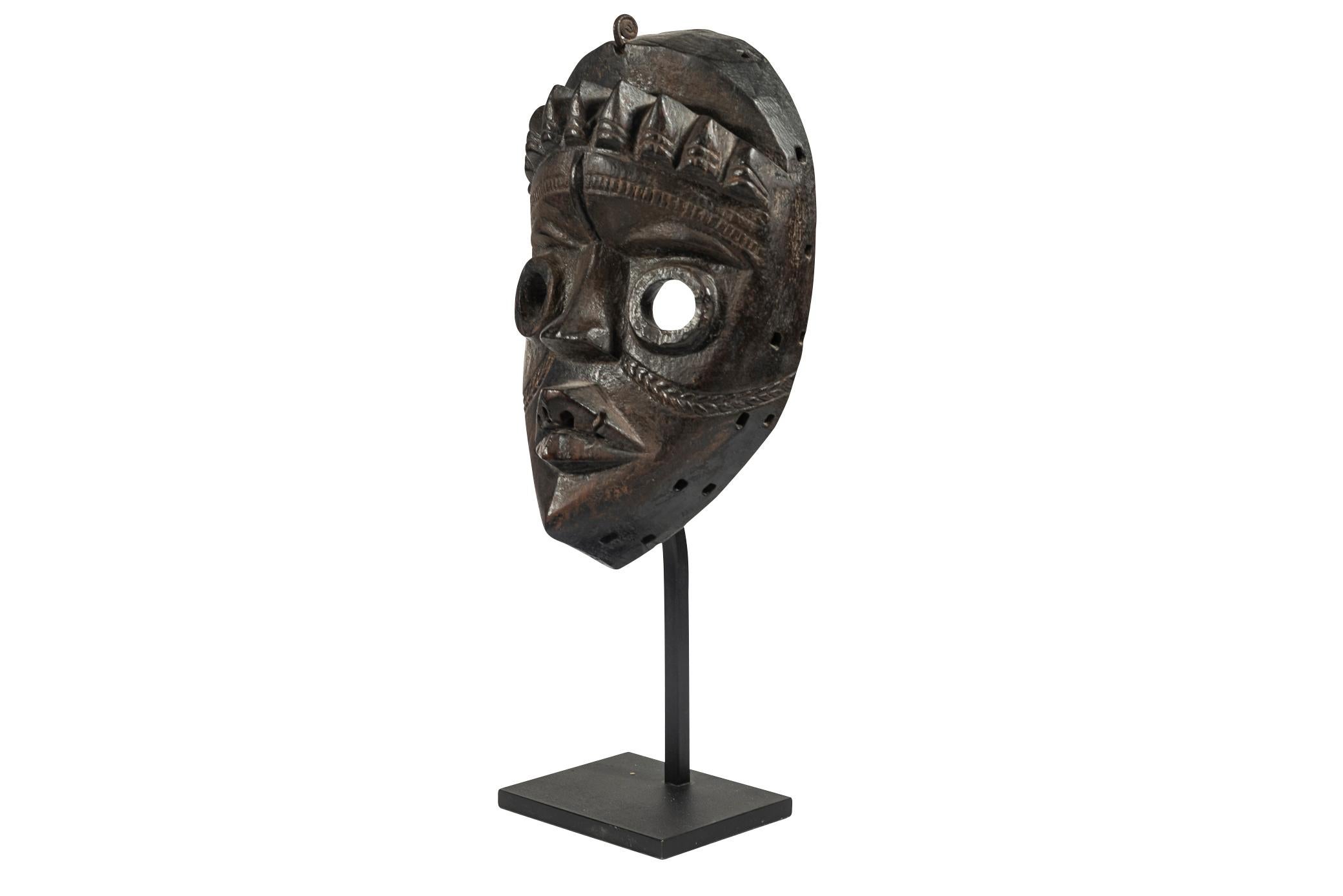 Dan-Toure, face mask,
Sculpted wood with brown patina,
Ivory coast, Dan culture, late 19th-early 20th century.

Measures: Height 22 cm, width 14 cm, depth 6 cm.

Provenance: Collection Marceau Rivière, Paris.

The Dan ethnic group is located in the