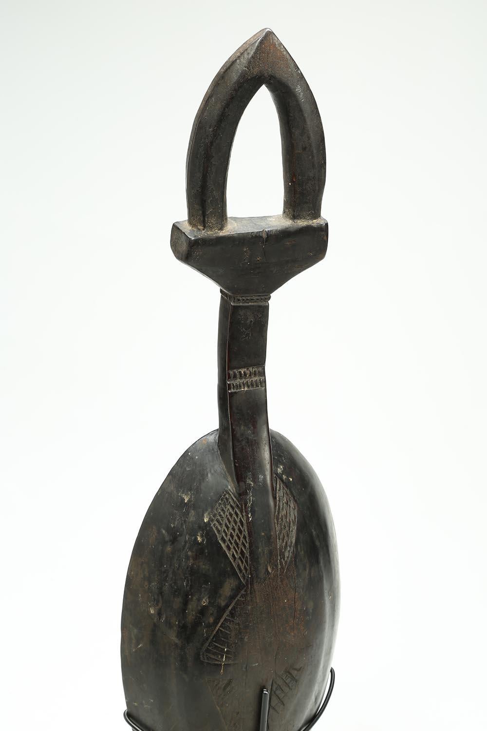 Dan tribal ritual rice serving spoon, stylized antelope handle, incised design, ivory coast, Africa

An early carved wood serving spoon from the Dan people with wonderful patina from wear and handling. Abstract Antelope horn shaped handle. Early