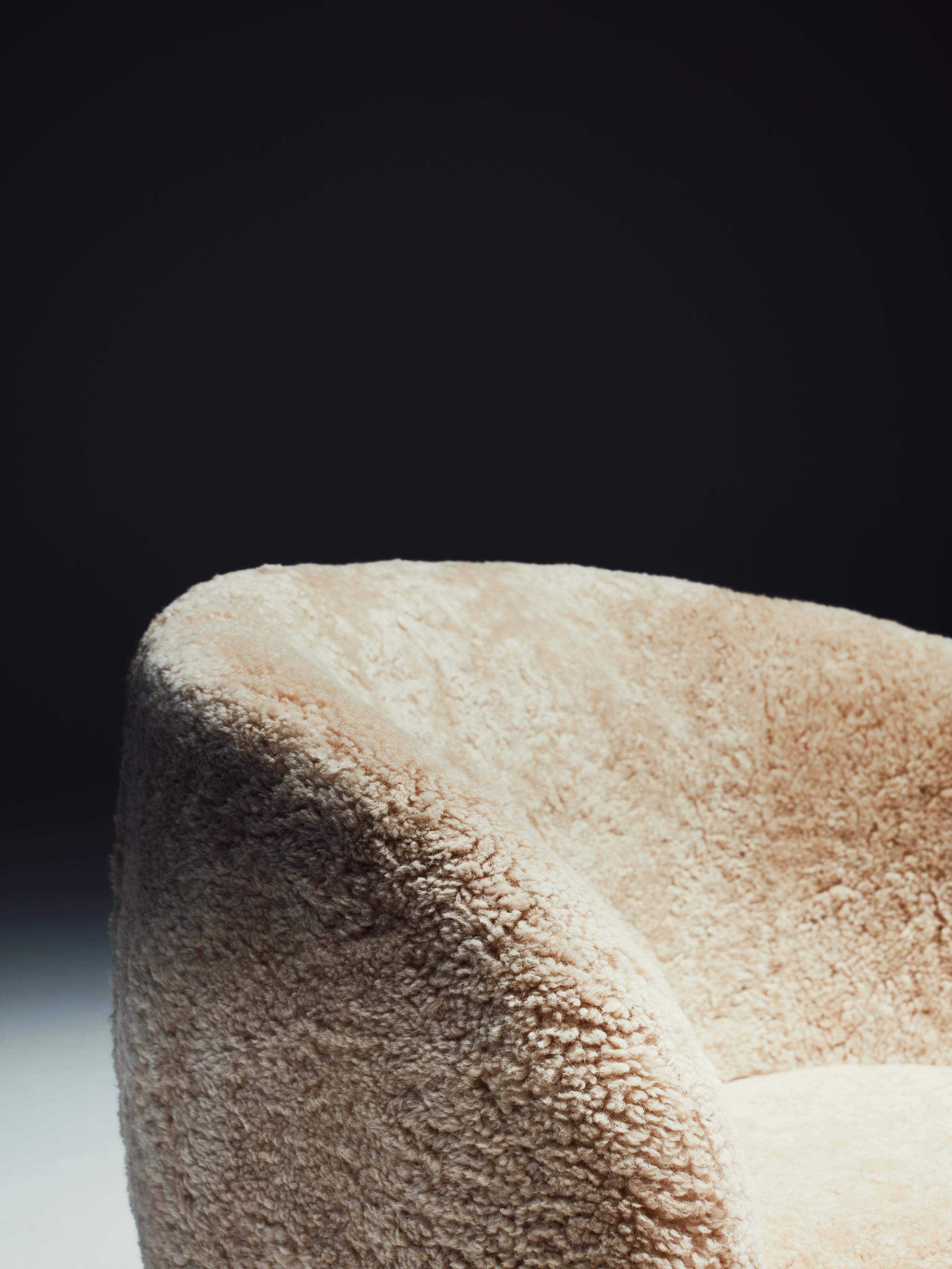 Skandilock Sheepskin, color Moonlight 
Moro is a cosy cocoon of a chair. Named after a famous Venetian Doge, the design evokes the strong personality of an Italian palazzo’s lush interior. A warm and welcoming atmosphere that could never be