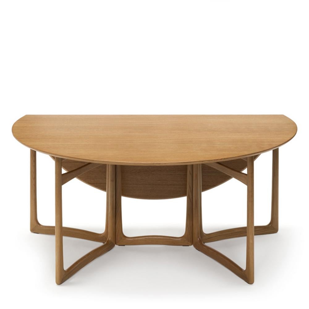 Table Dana folding oak with all structure design in
solid oak wood. With adjustable legs for a folding table
which can be transformed in a half table or a console
table. With 2 folding parts on the table top.