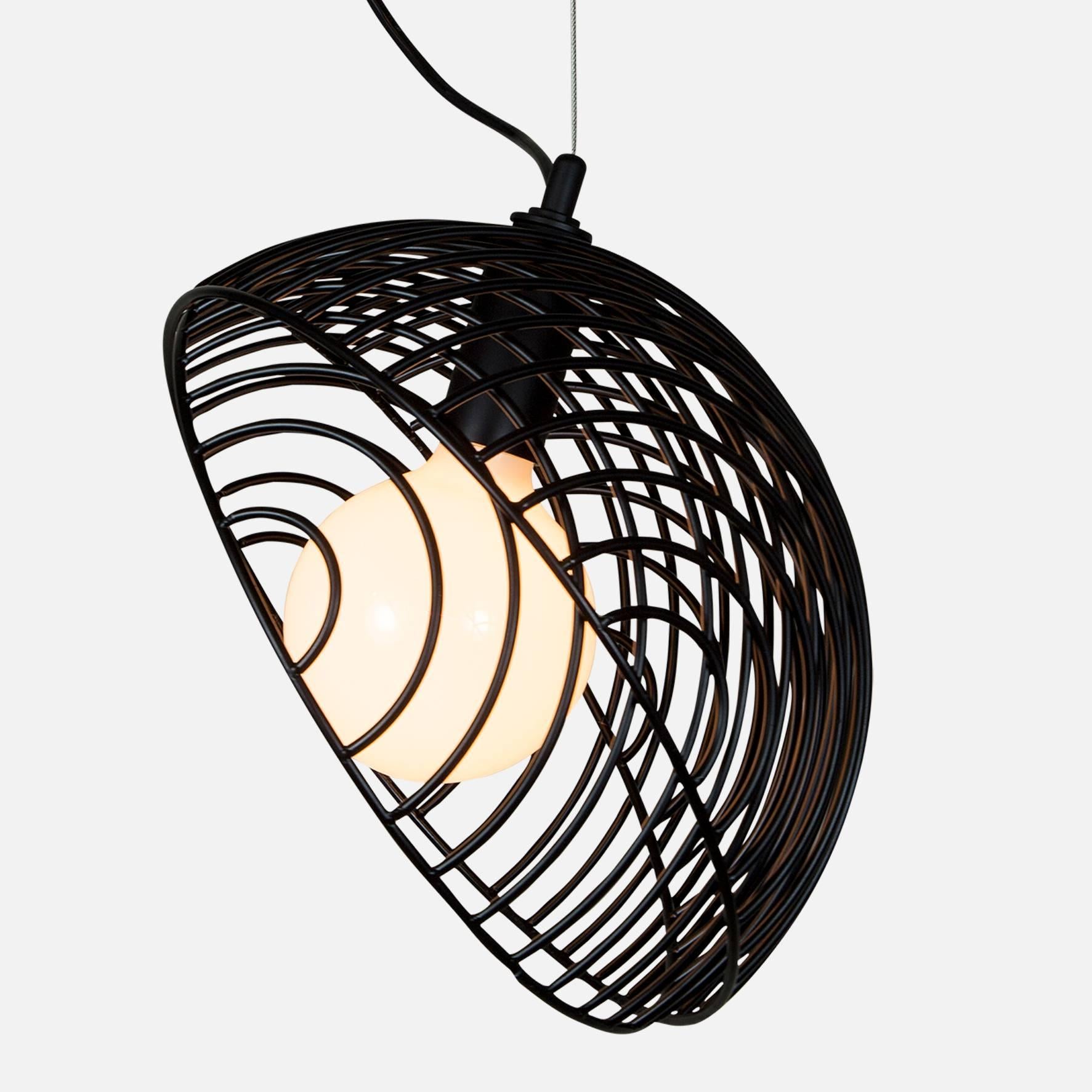 Poudré Lampe suspendue Dana, noire de Souda, Floor Model en vente