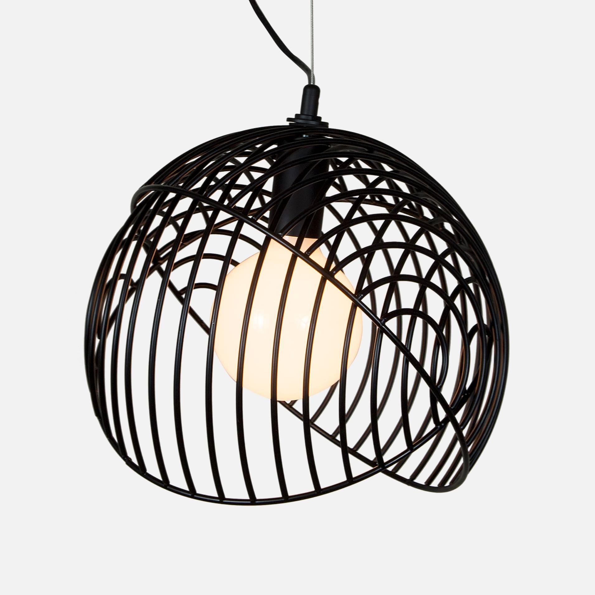 Dana è una lampada a sospensione audace e grafica che può essere utilizzata singolarmente o in gruppi di cinque. Due semisfere di filo metallico si agganciano l'una all'altra per creare un numero infinito di forme, da una sfera intera a una mezza