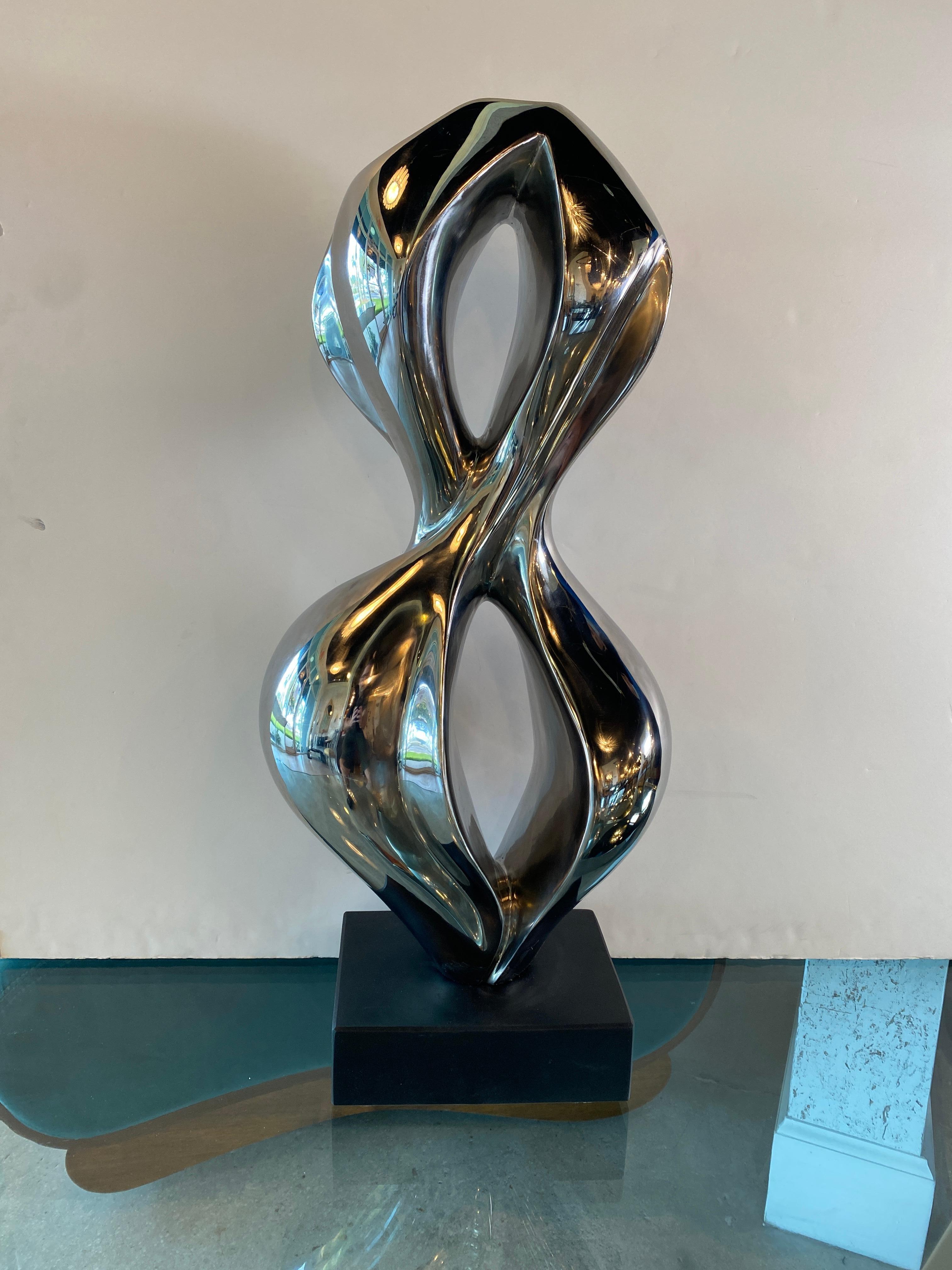 DANA, Abstrakte Skulptur aus Edelstahl der Schweizer Moderne, Evelyne Brader-Frank. Dana ist eine keltische Fluss- oder Wassergöttin. Dana bedeutet Geschenk und Gegenwart.

Evelyne Brader-Frank wurde 1970 in Wettingen, Schweiz, in eine