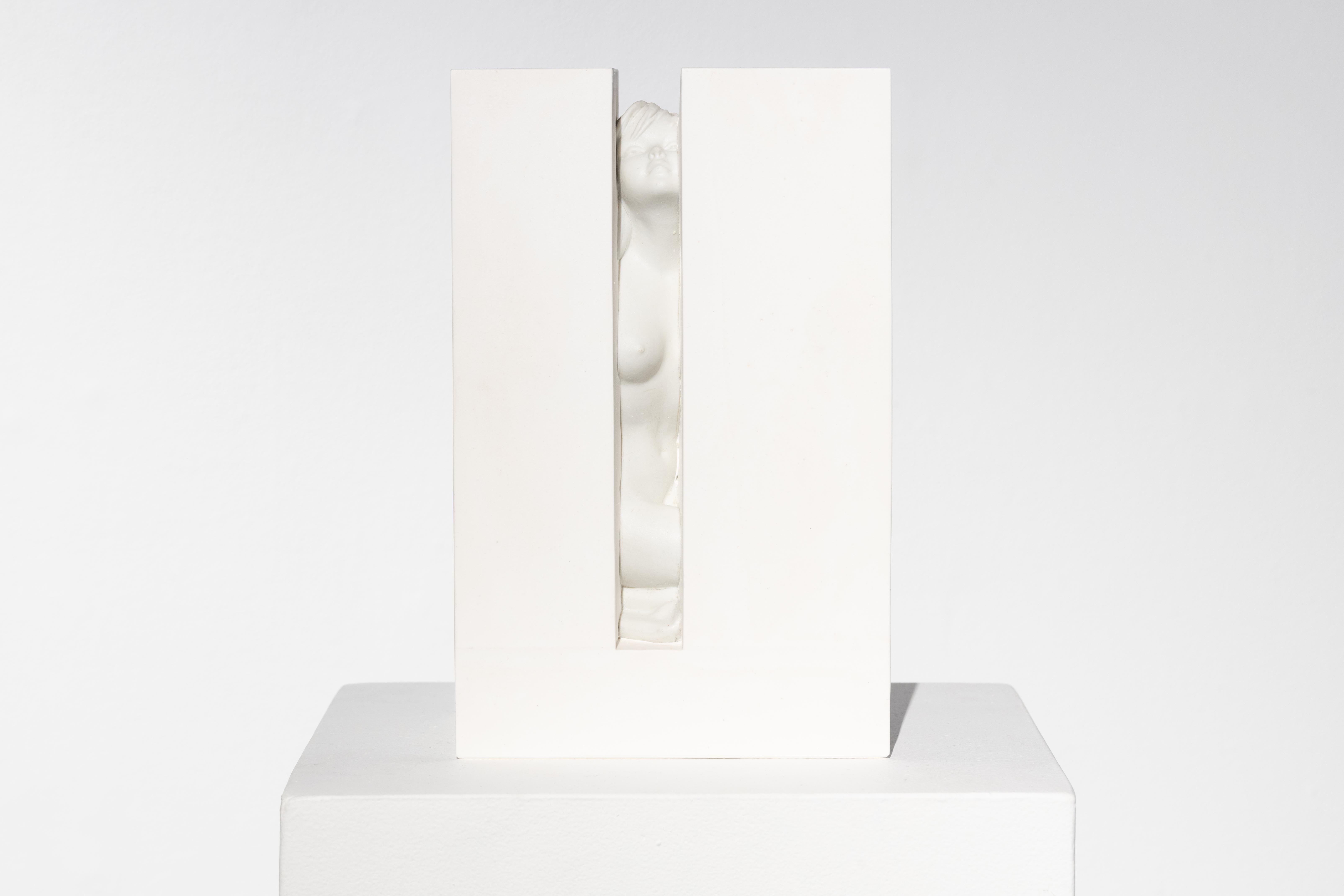 Dana Widawski Figurative Sculpture - Broken flower No 3