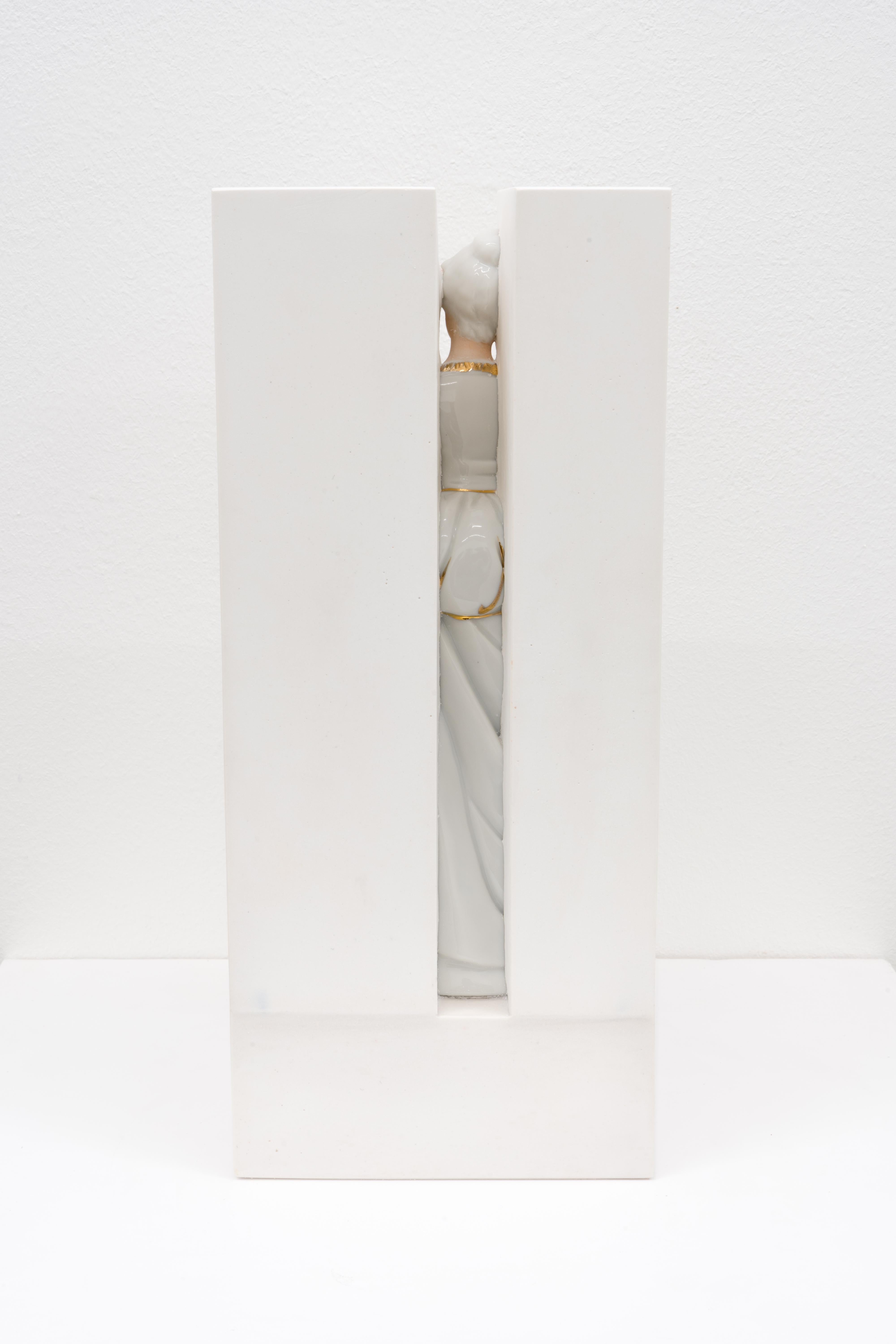 Broken flower No 5 - Contemporary Sculpture by Dana Widawski