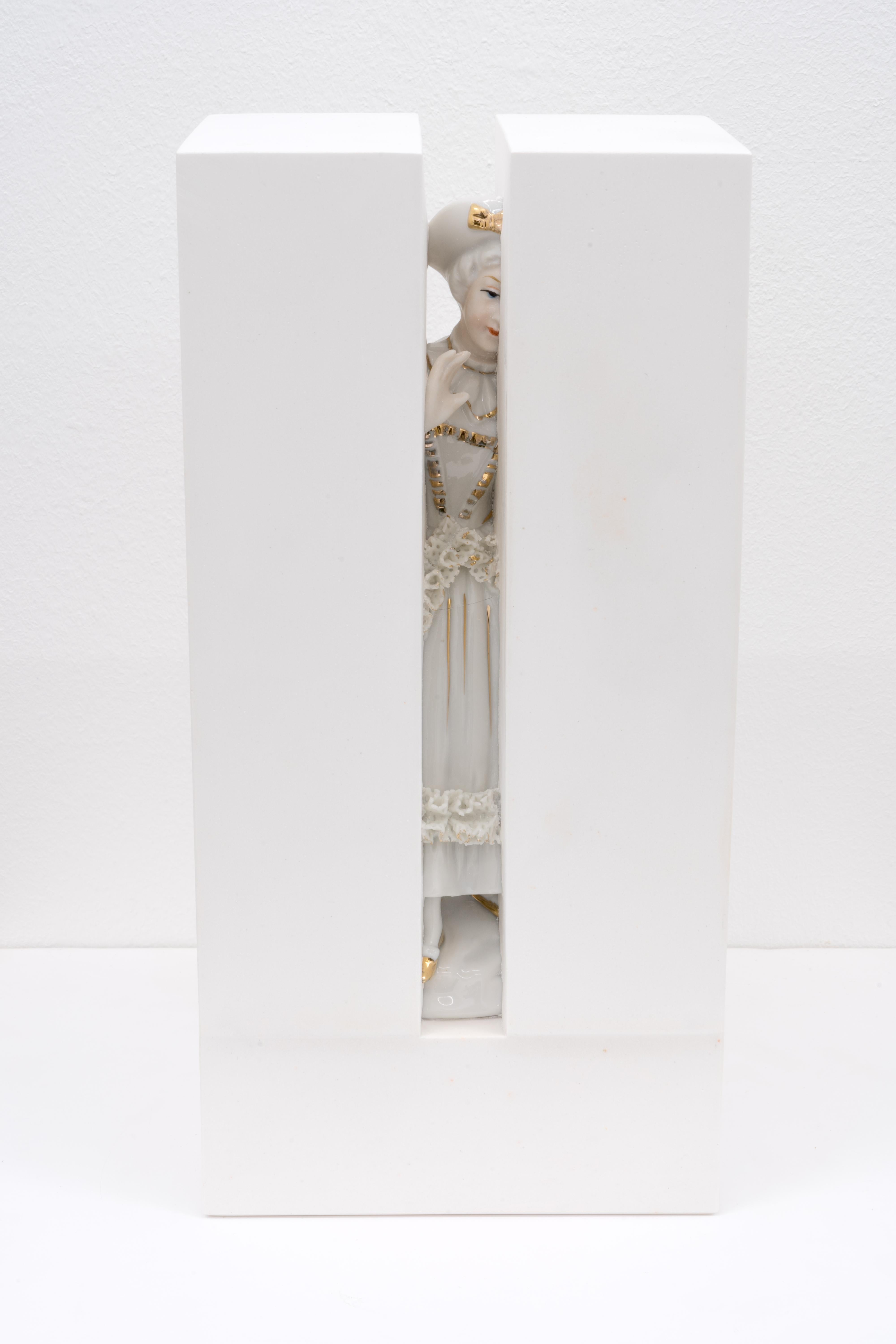 Broken flower No 6 - Sculpture by Dana Widawski