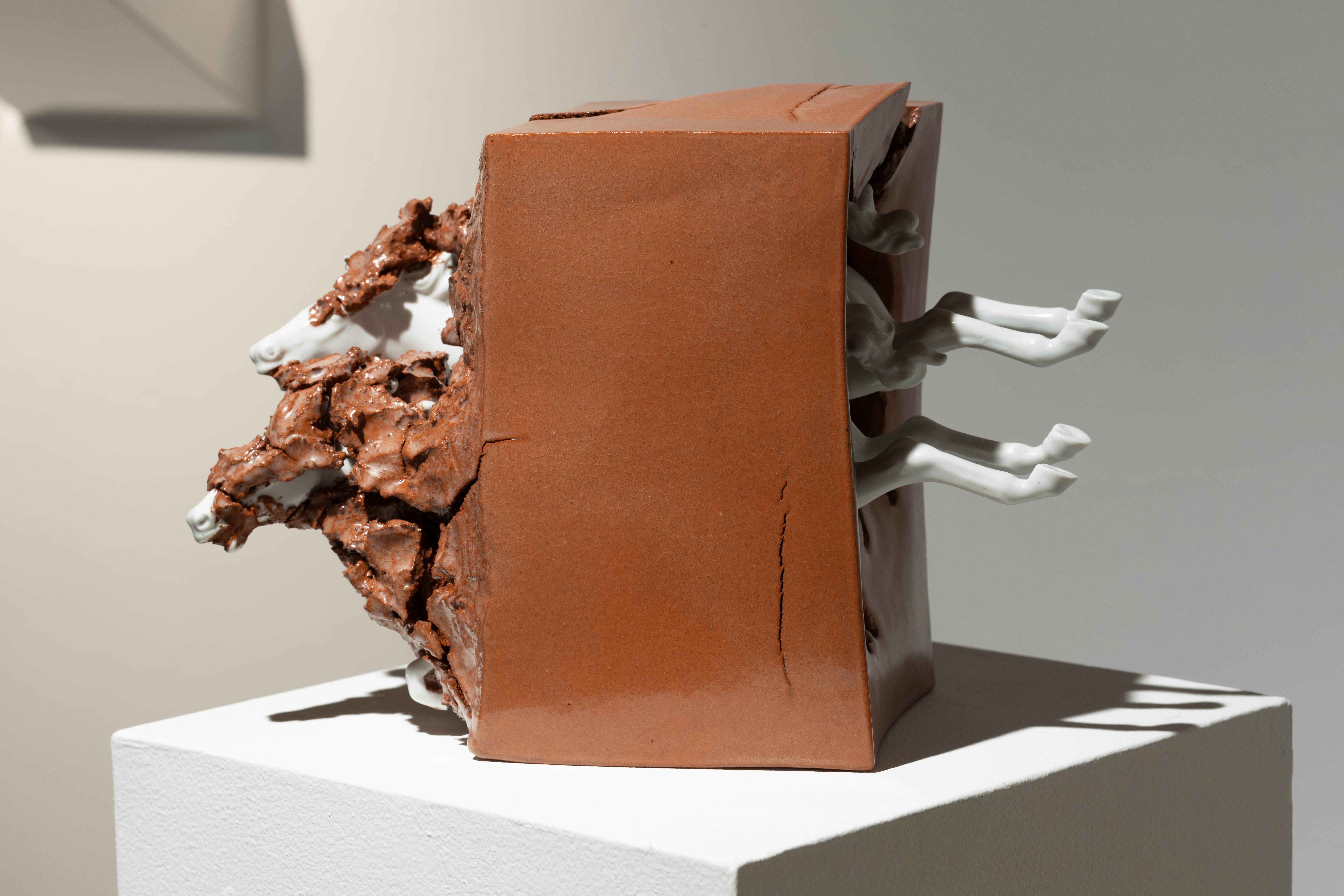 Dana Widawski’s ceramic works can be compared to the form of wild thinking. She transcends genre boundaries and one-sided classifications by repeatedly creating abrupt and unforeseen combinations. Her works undermine borderlines between art and