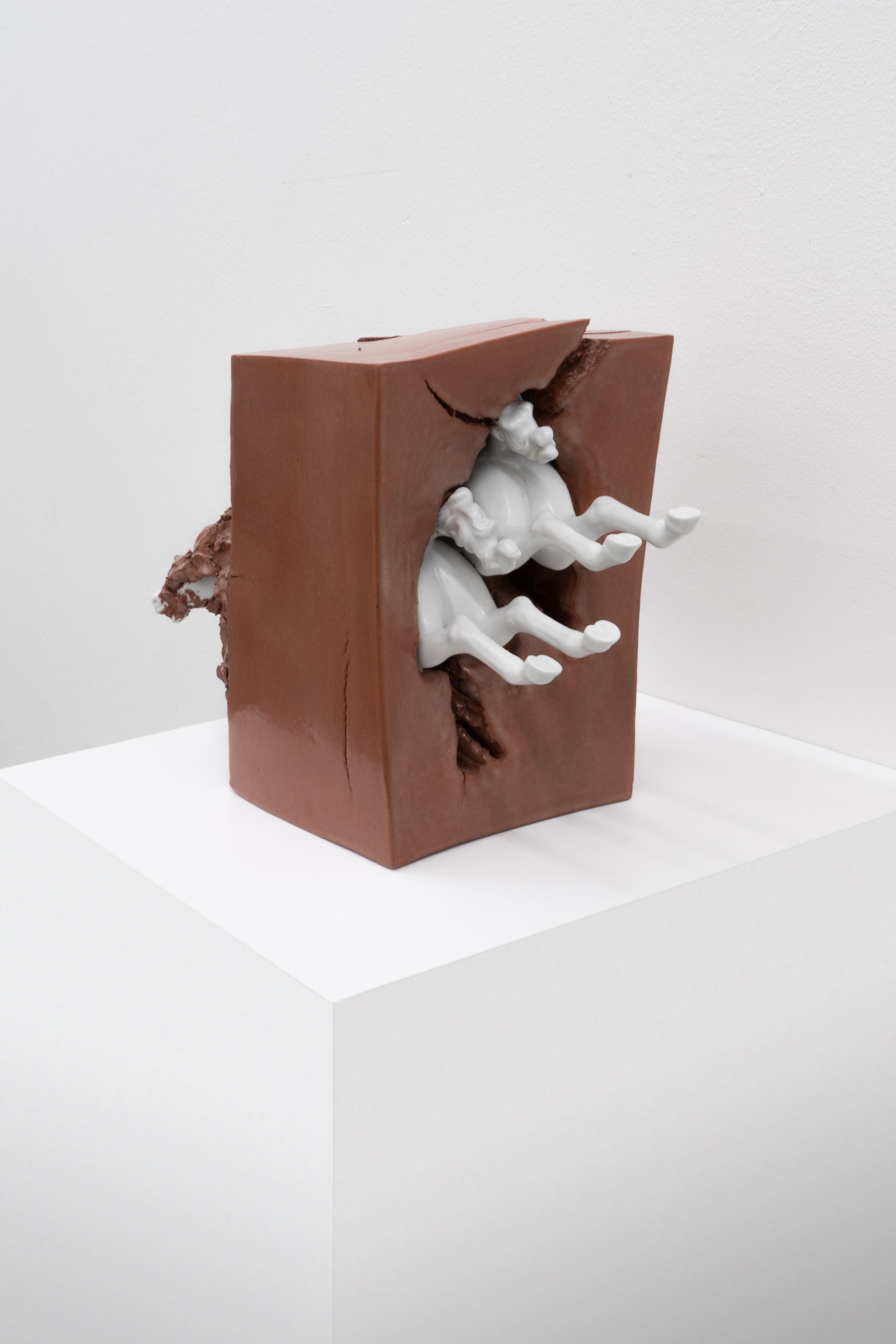 Dana Widawski Figurative Sculpture - Don‘t stop running horses