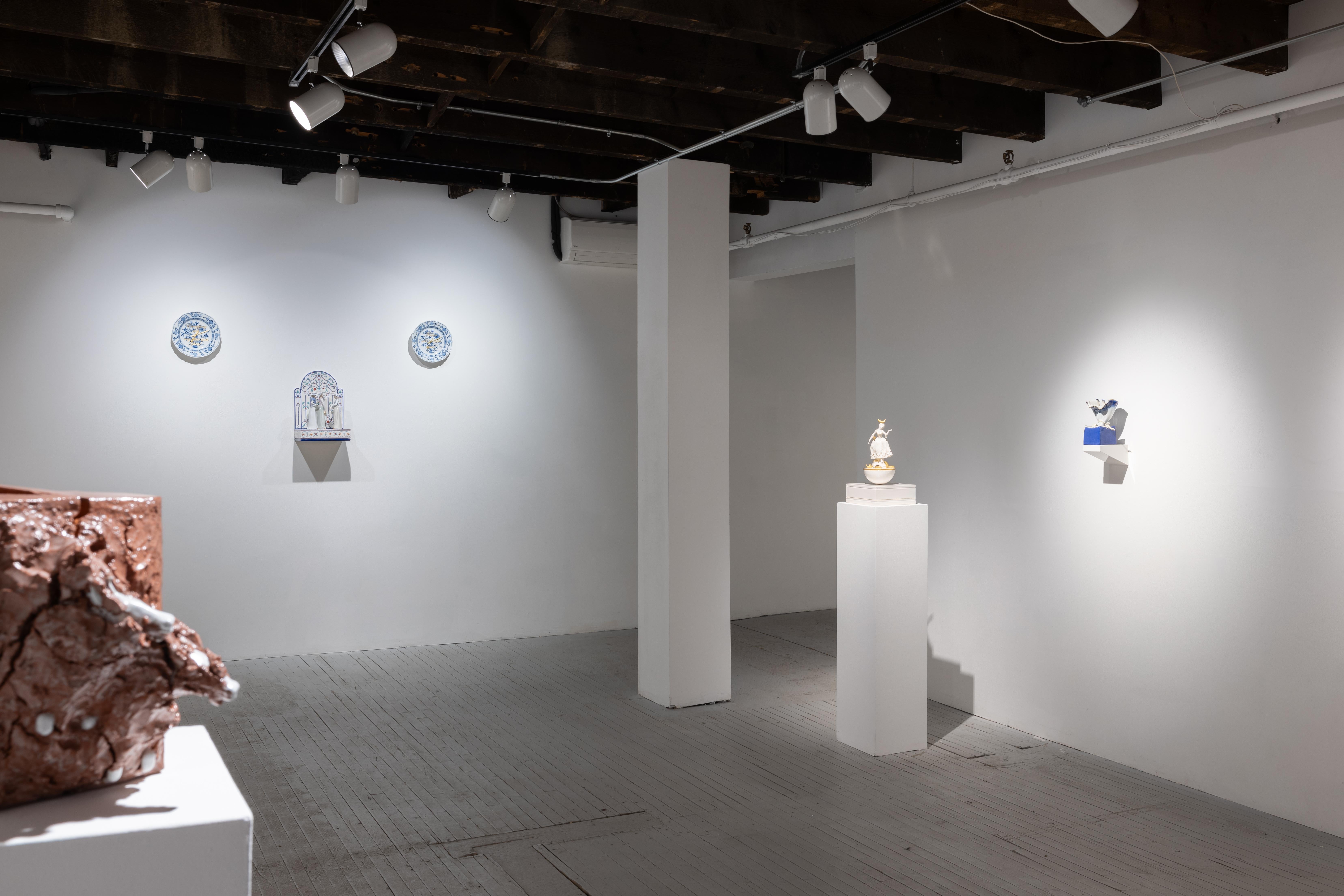 Ordinary Meissen - Sculpture by Dana Widawski