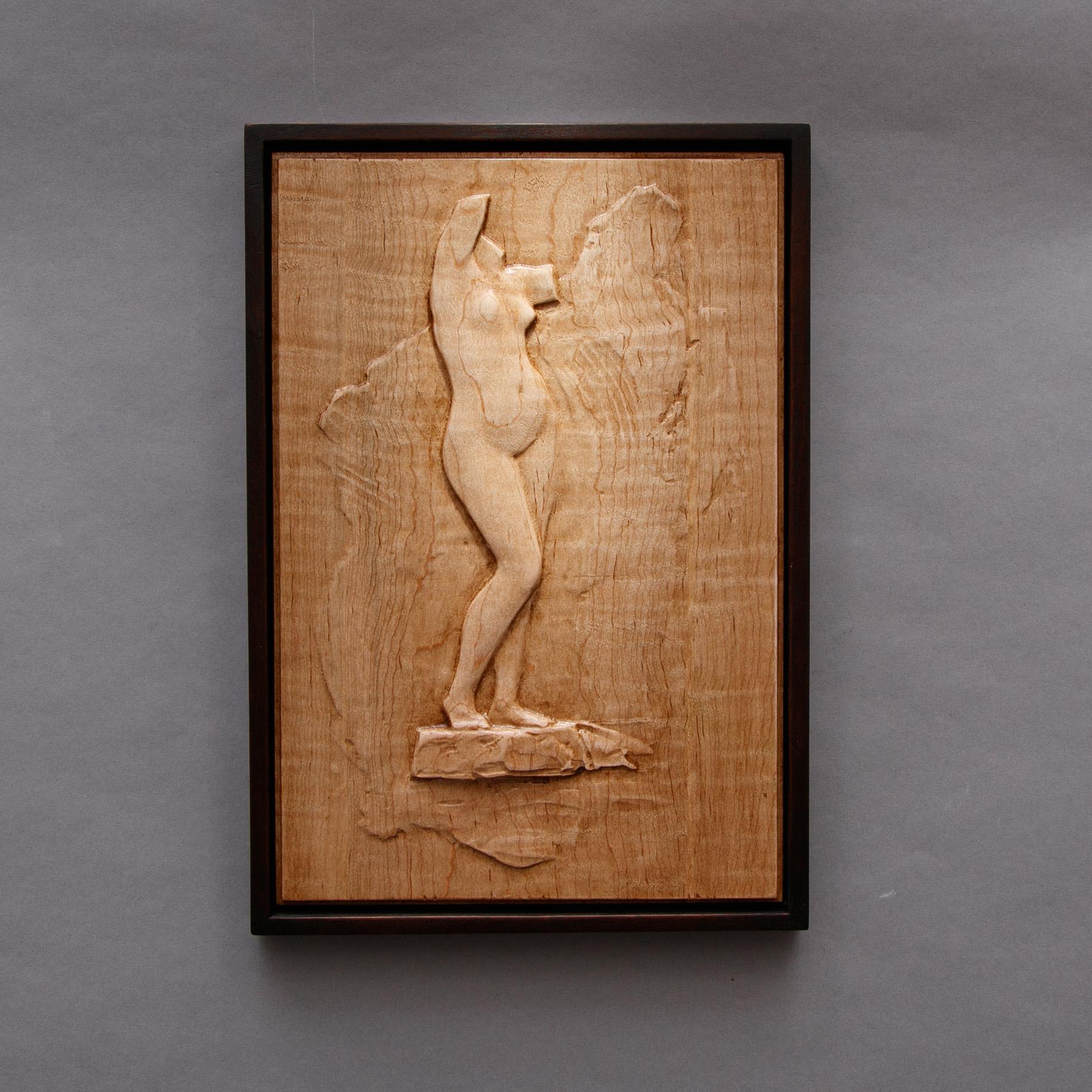 Sculpture en bas-relief « Figure féminine » - Marron Nude Sculpture par Dana Younger