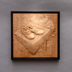 „Schuhe“ (2021) von Dana Younger, Basrelief-Skulptur