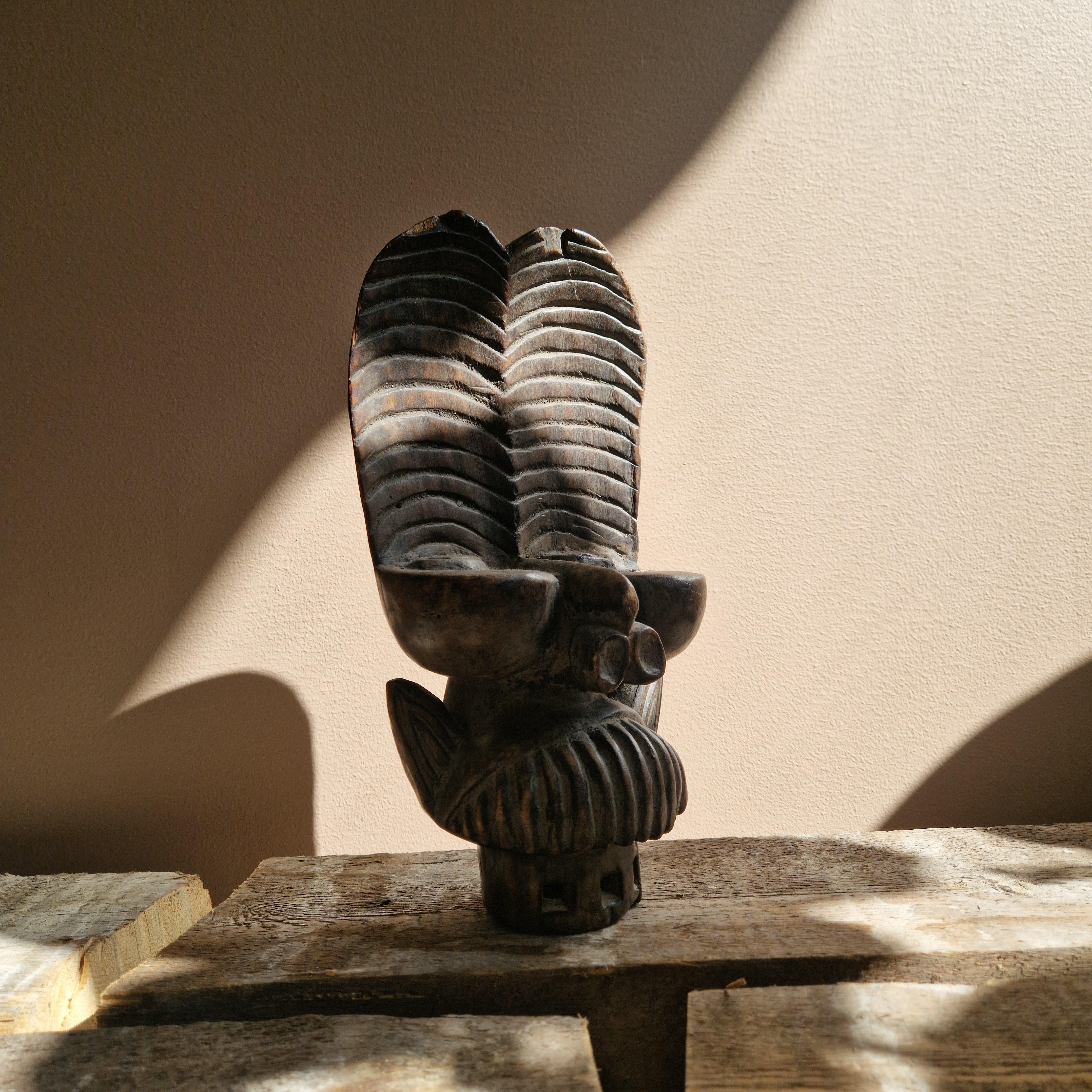 Masque de danse/ sculpture. Connu sous le nom de masque de Batcham, il est originaire des prairies du Cameroun. Bois sculpté. 20e siècle.

Avec quelques défauts et réparations.