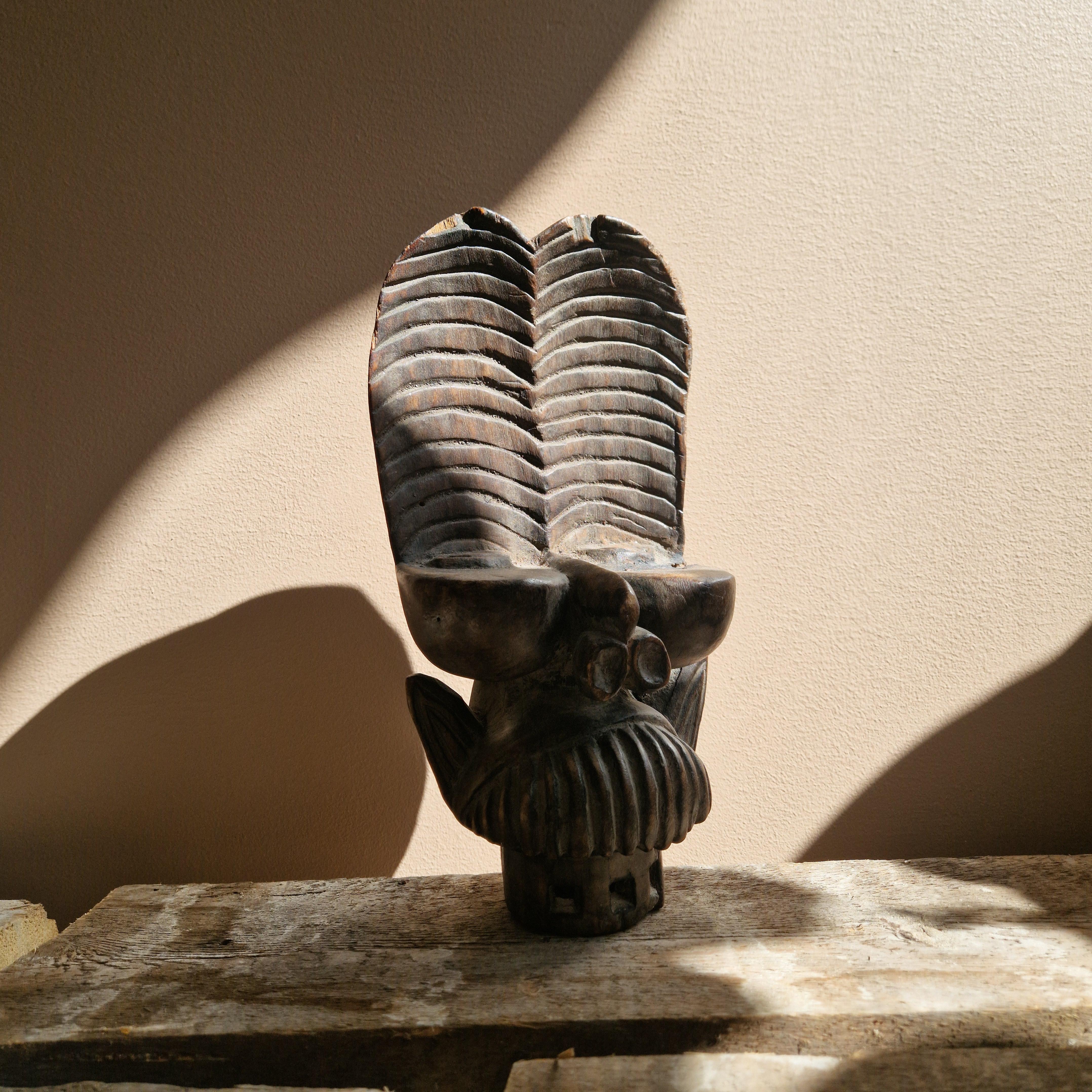 Sculpté Masque de danse, Batcham, Cameroun. 20e siècle. en vente