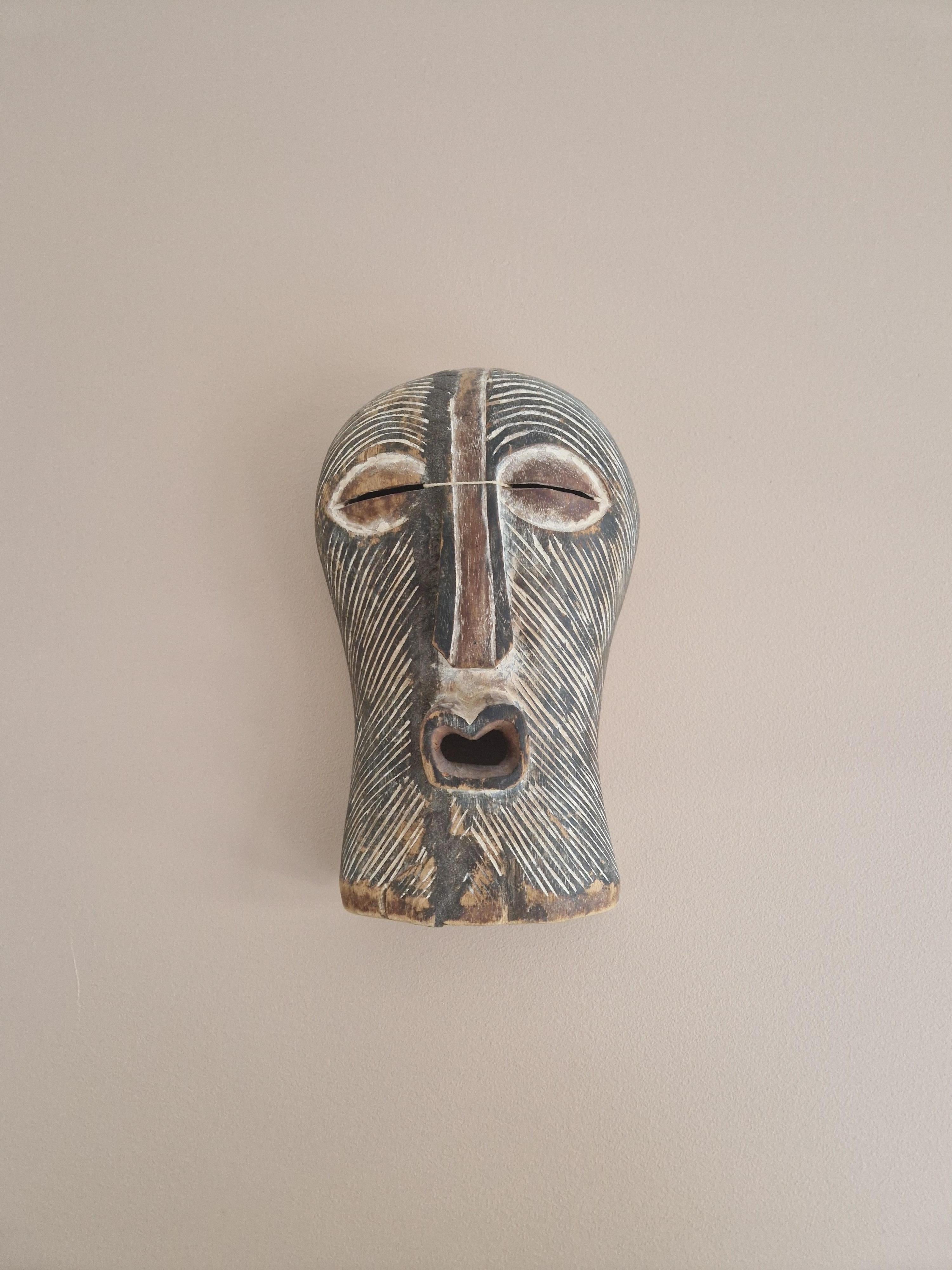 Masque de danse/ sculpture. Connu sous le nom de masque Kifwebe. Songye. Bois sculpté. 20e siècle.

Avec quelques défauts et réparations.