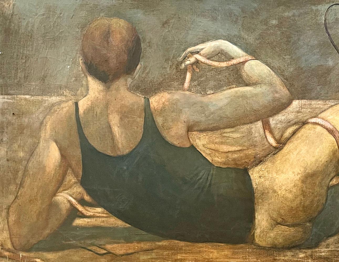 Grand et saisissant, ce tableau de Robert Childers présente une danseuse de ballet allongée, vêtue au-dessus de la taille d'une chemise sans manches de danseuse, mais nue en dessous, tenant un ruban rose et accompagnée de trois chaises à dossier