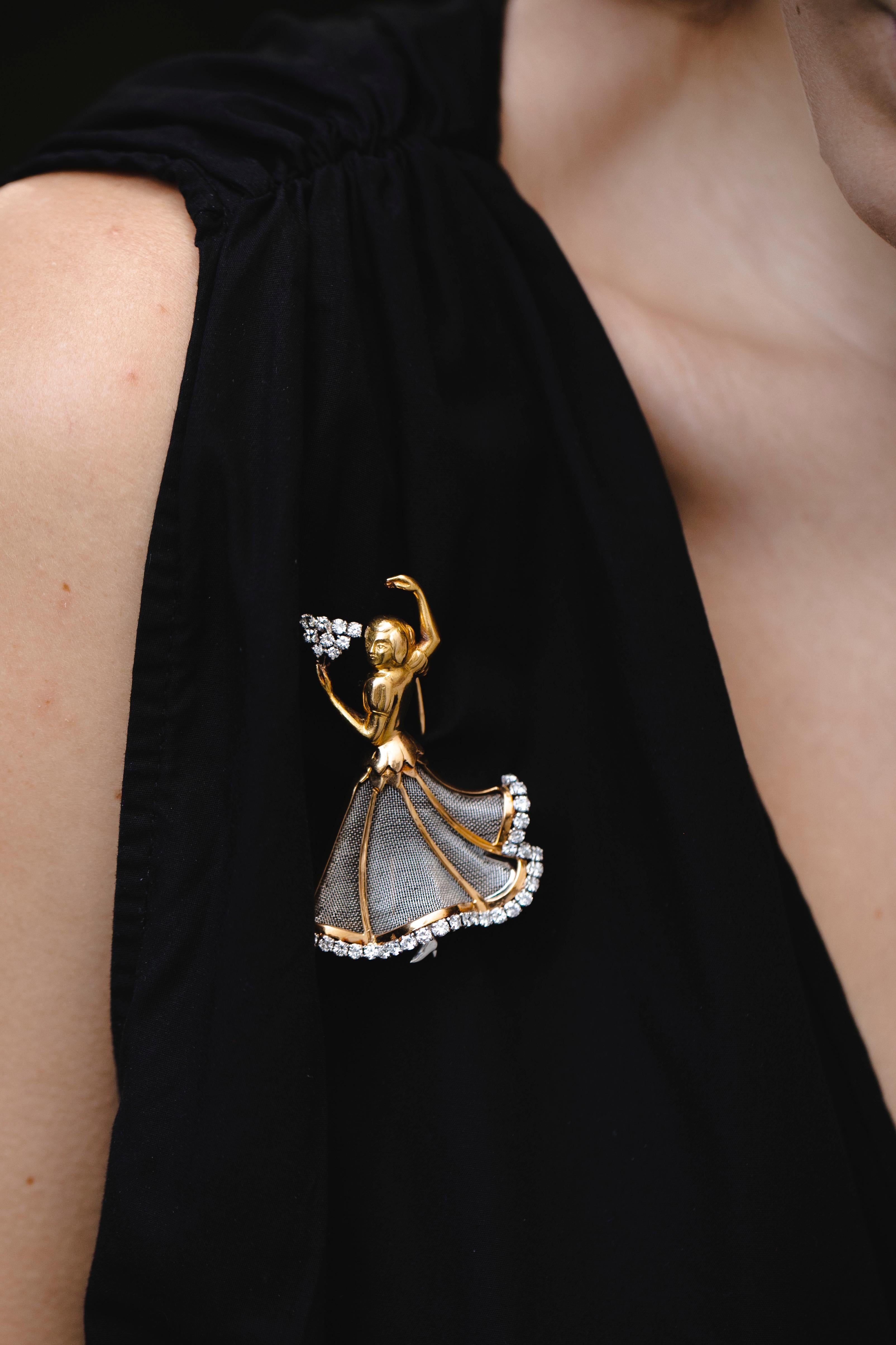 Round Cut Dancer Brooch Diamonds 18K Yellow Gold Flamenco Box, 1940 For Sale