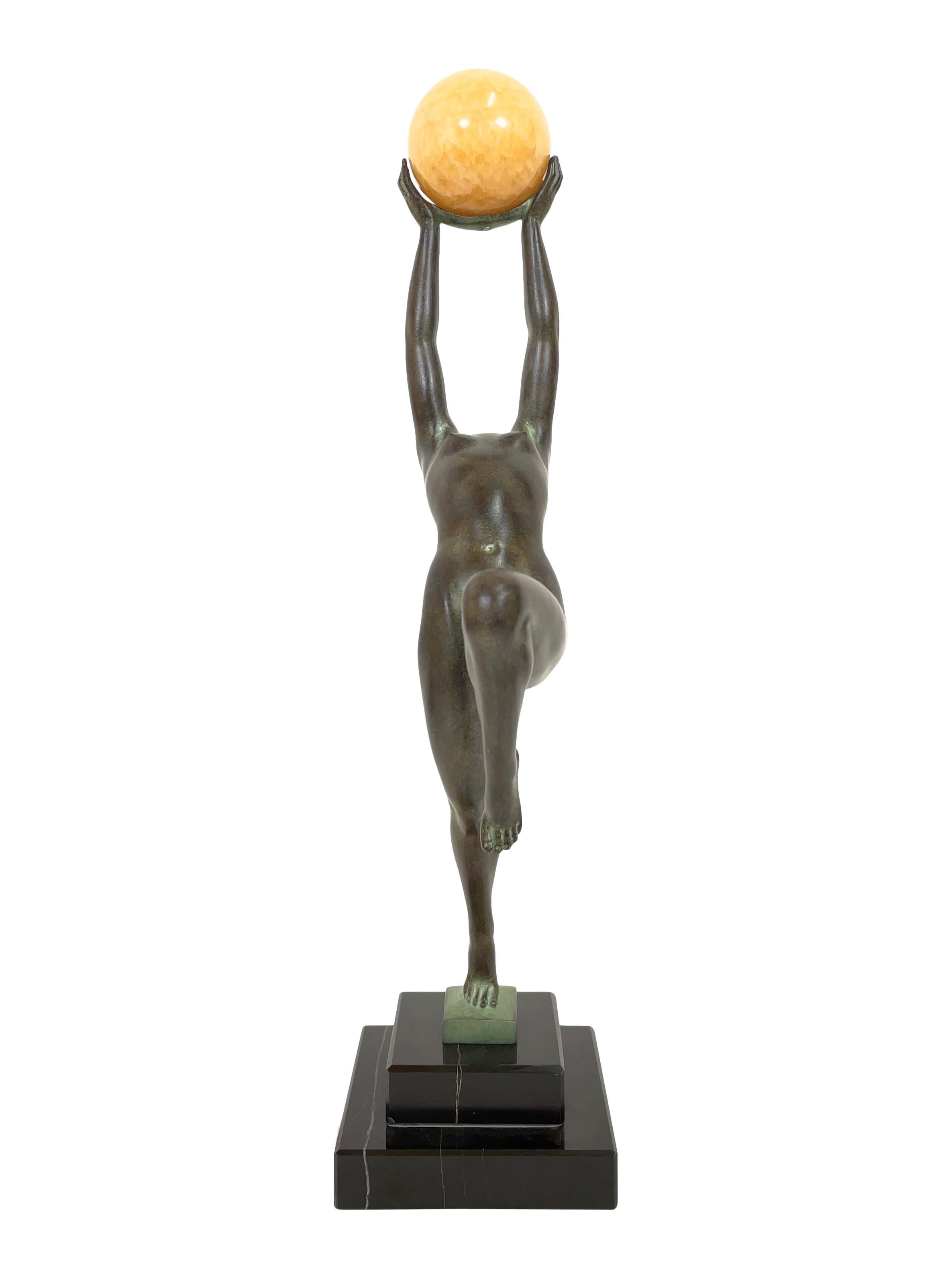 Patiné Sculpture de danseuse Jeu avec un boulet de jade de Max Le Verrier de style Art Déco
