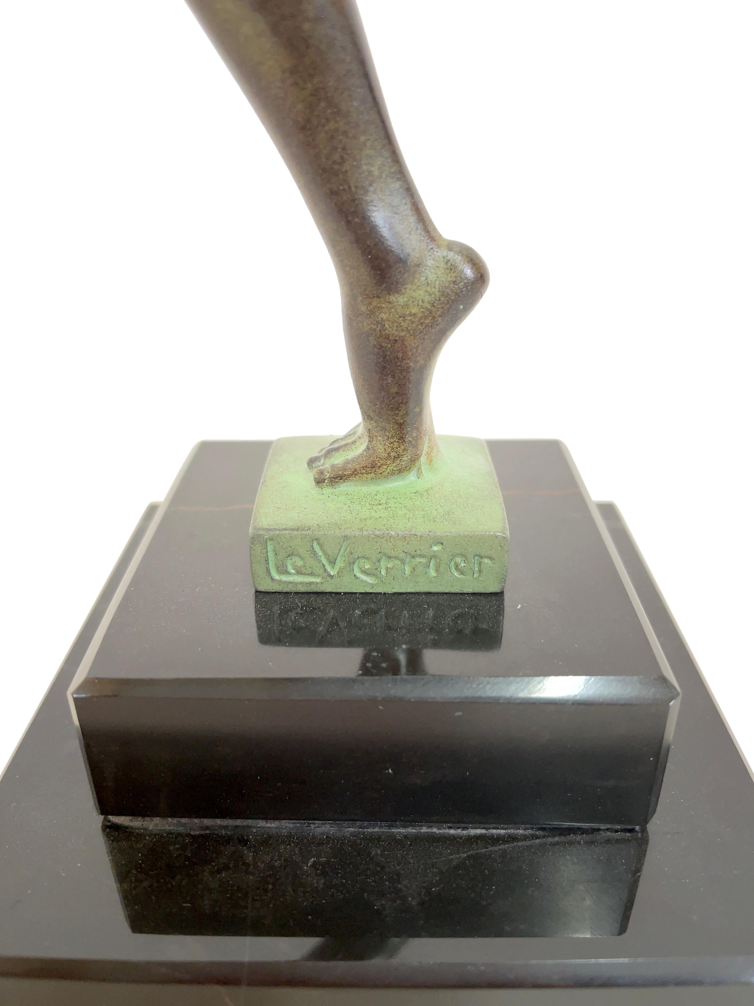 Sculpture de danseuse Jeu avec un boulet de jade de Max Le Verrier de style Art Déco 1
