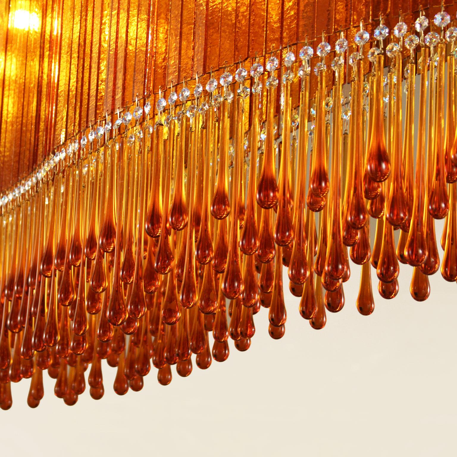 XXI secolo e contemporaneo Lampada a sospensione in vetro di Murano ambrato con listelli ed elementi sfaccettati di Multiforme in vendita