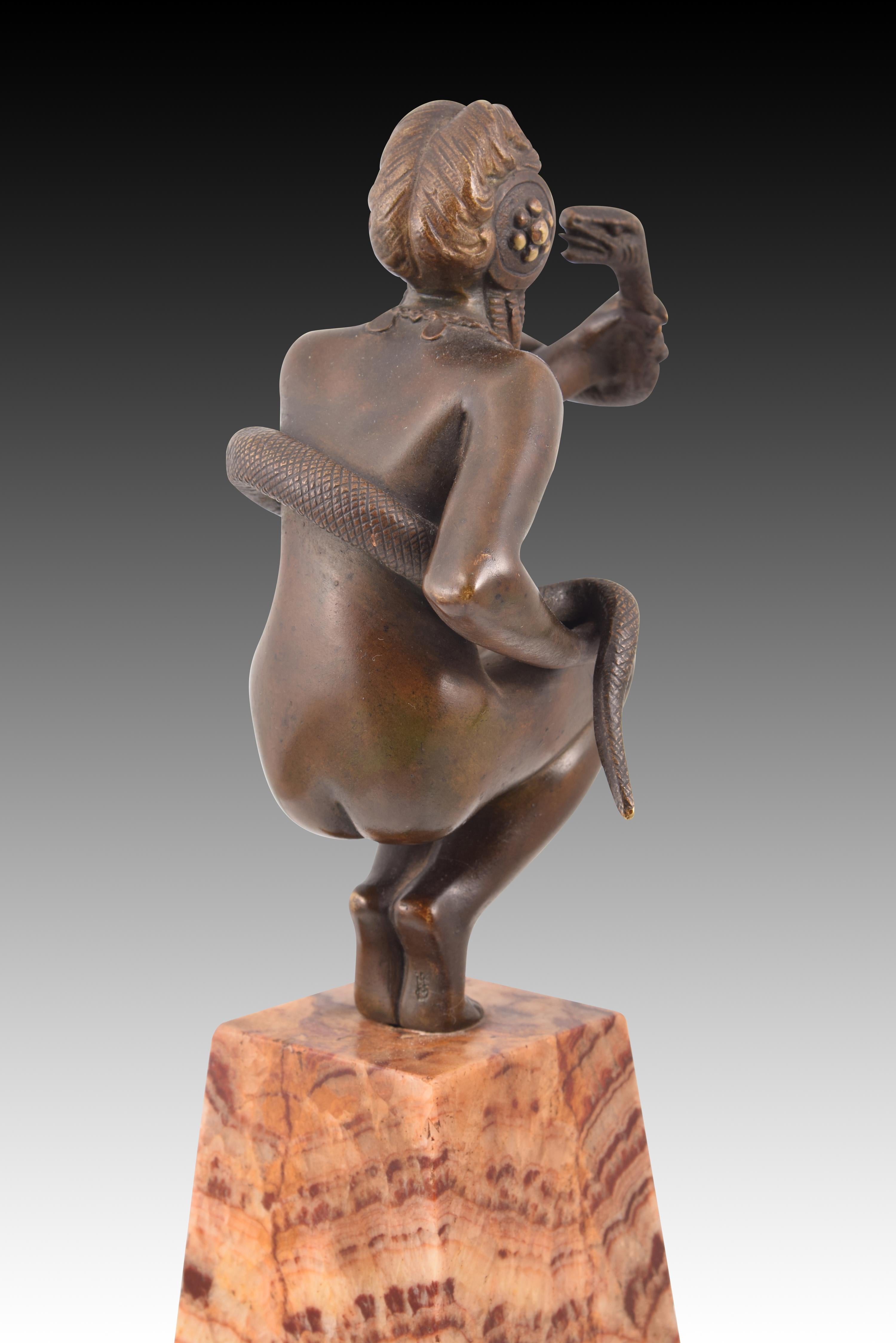 Danseuse avec un serpent ou Cléopâtre. Bronze, marbre. DEVENET, Claude-Marie (1851-Paris, 1931), vers 1925. 
Avec marque. 
Figure en bronze sur un socle pyramidal en pierre veinée qui représente une jeune femme en tenue exotique, accroupie, avec un