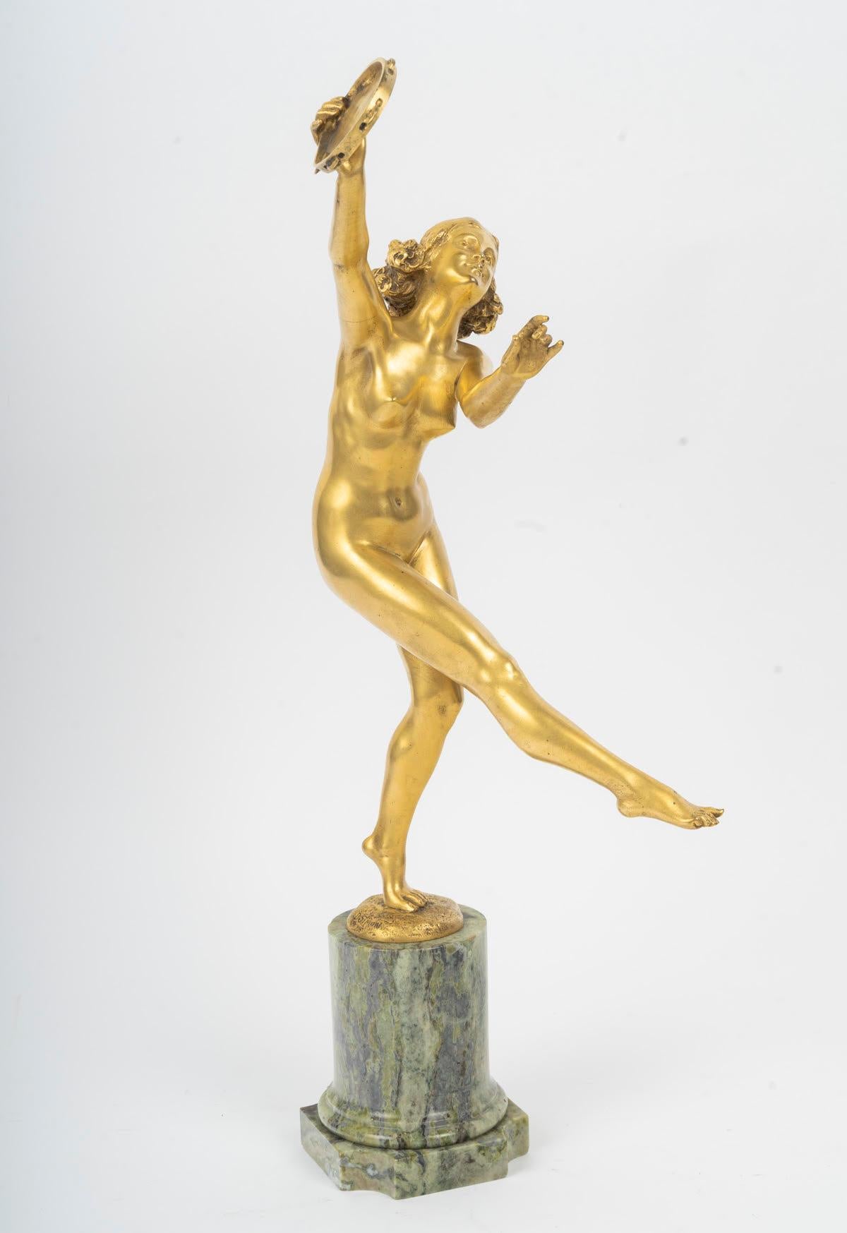 Francese Ballerina con tamburello, scultura in bronzo dorato, periodo Art Déco, circa 1930. in vendita