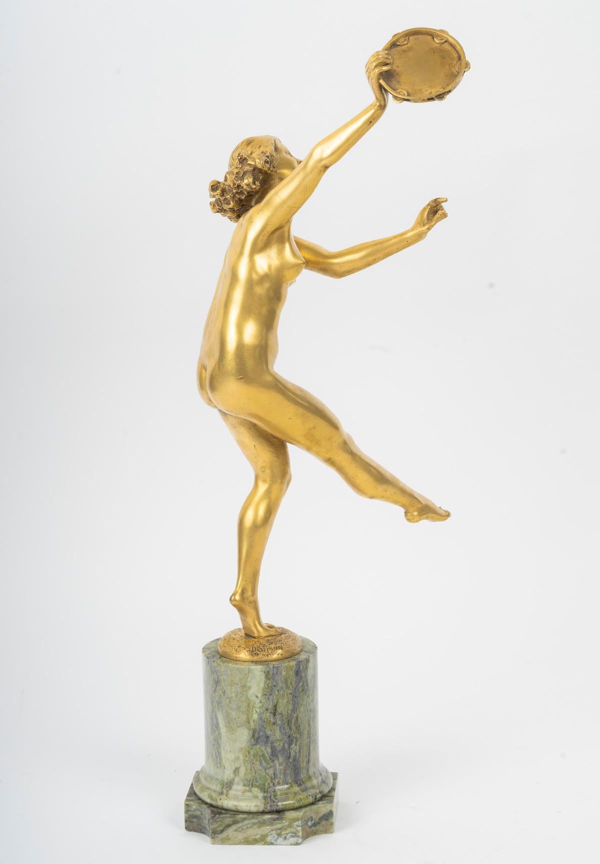Dorato Ballerina con tamburello, scultura in bronzo dorato, periodo Art Déco, circa 1930. in vendita