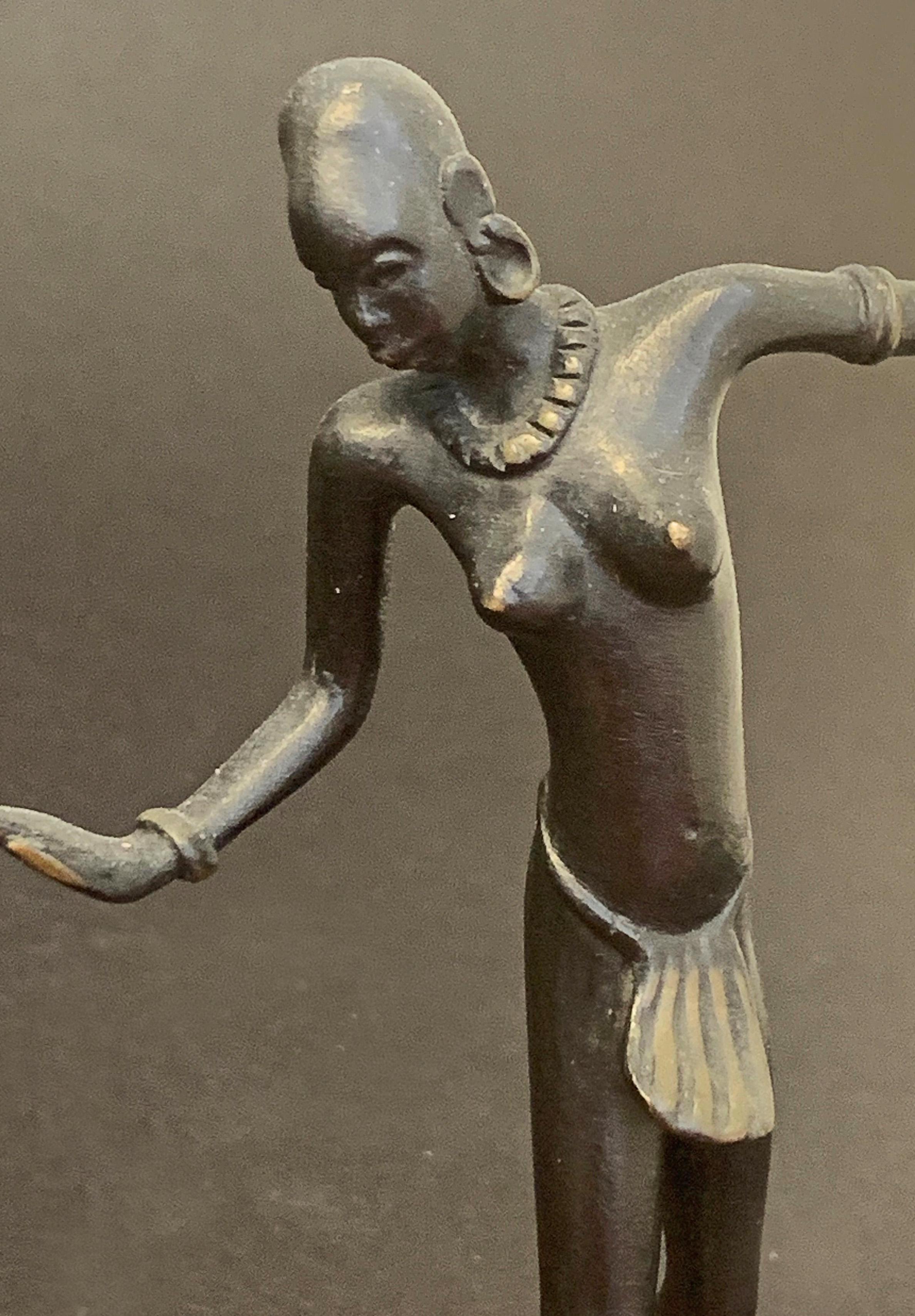 Diese zierliche Darstellung eines tanzenden weiblichen Aktes wurde von Richard Rohac geschaffen und zeigt deutlich das jahrzehntelange Interesse der Europäer an der Kunst und Kultur Afrikas - beginnend mit dem Kubismus, der sich stark an der