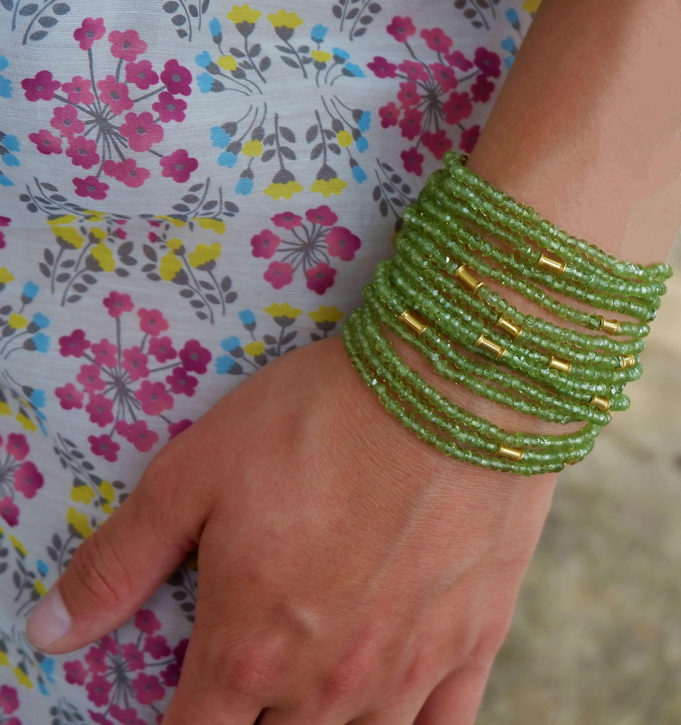 Dancing Apsara Peridot and Gold Cuff Bead Bracelet In New Condition For Sale In London, Stockholm