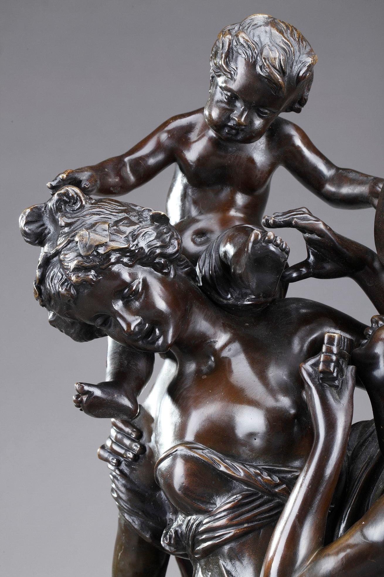 Große Bronzegruppe mit brauner Patina nach Claude Michel, genannt Clodion (Franzose, 1738-1814). Die Statuette zeigt zwei junge Bacchantinnen und drei Putten. Die Bacchantinnen sind mit Weinblättern gekrönt und tragen wallende Kleider im antiken