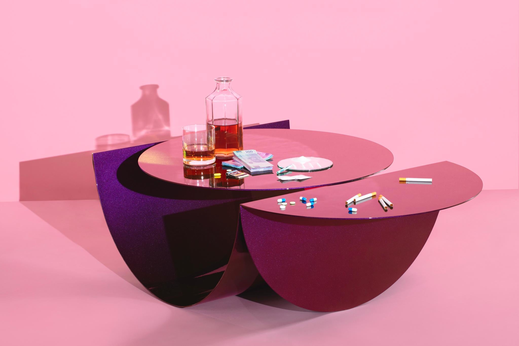 Moderne Table basse contemporaine en acier à motifs dansants  en vente