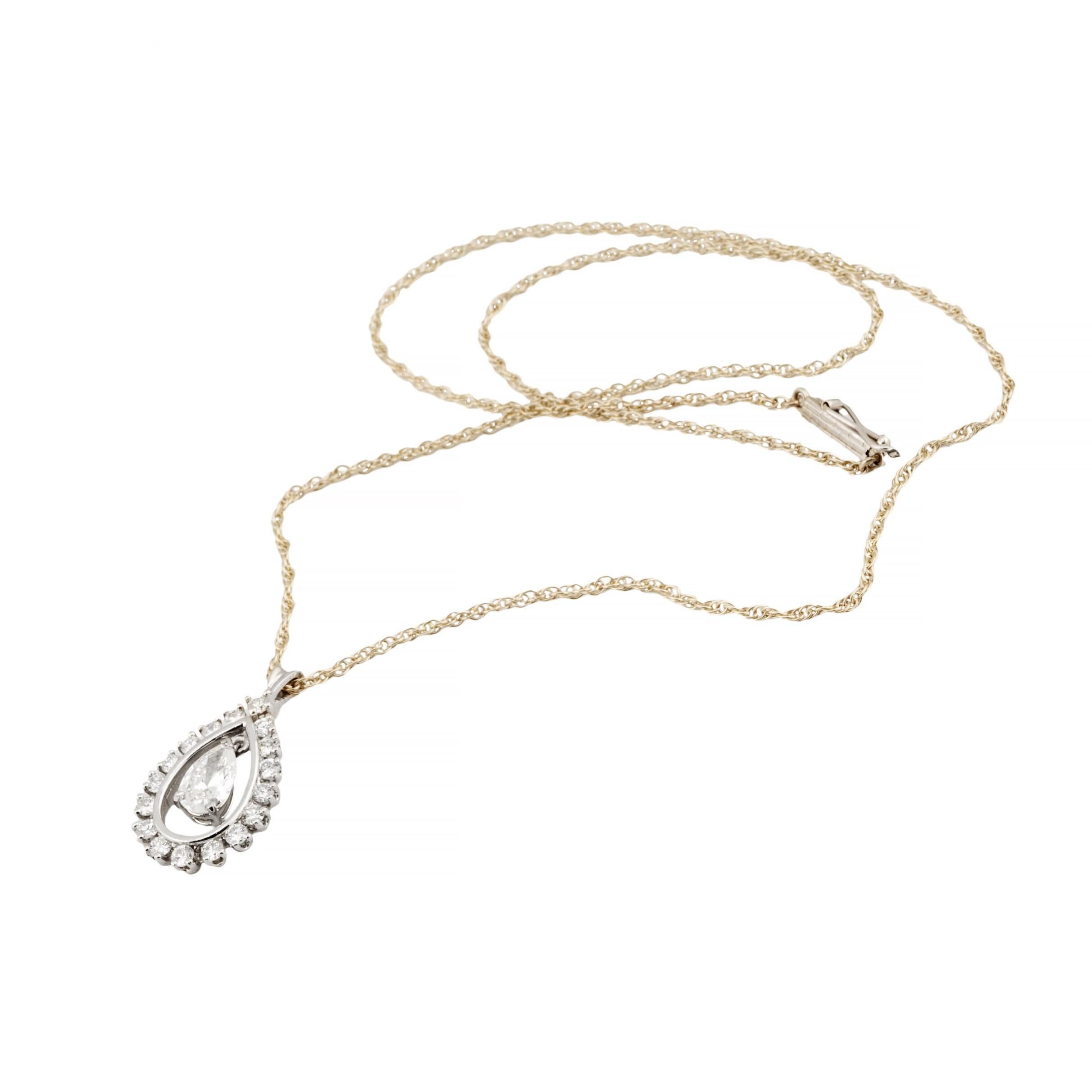 Aston Estate Jewelry präsentiert:

Ein lebendiger, tanzender Diamant-Tränen-Anhänger an einer 16-Zoll-Kette. Mit einem birnenförmigen Diamanten in der Mitte mit einem Gewicht von 0,70 ct, Farbe H und Reinheit SI. Der zentrale Diamant wird von einem