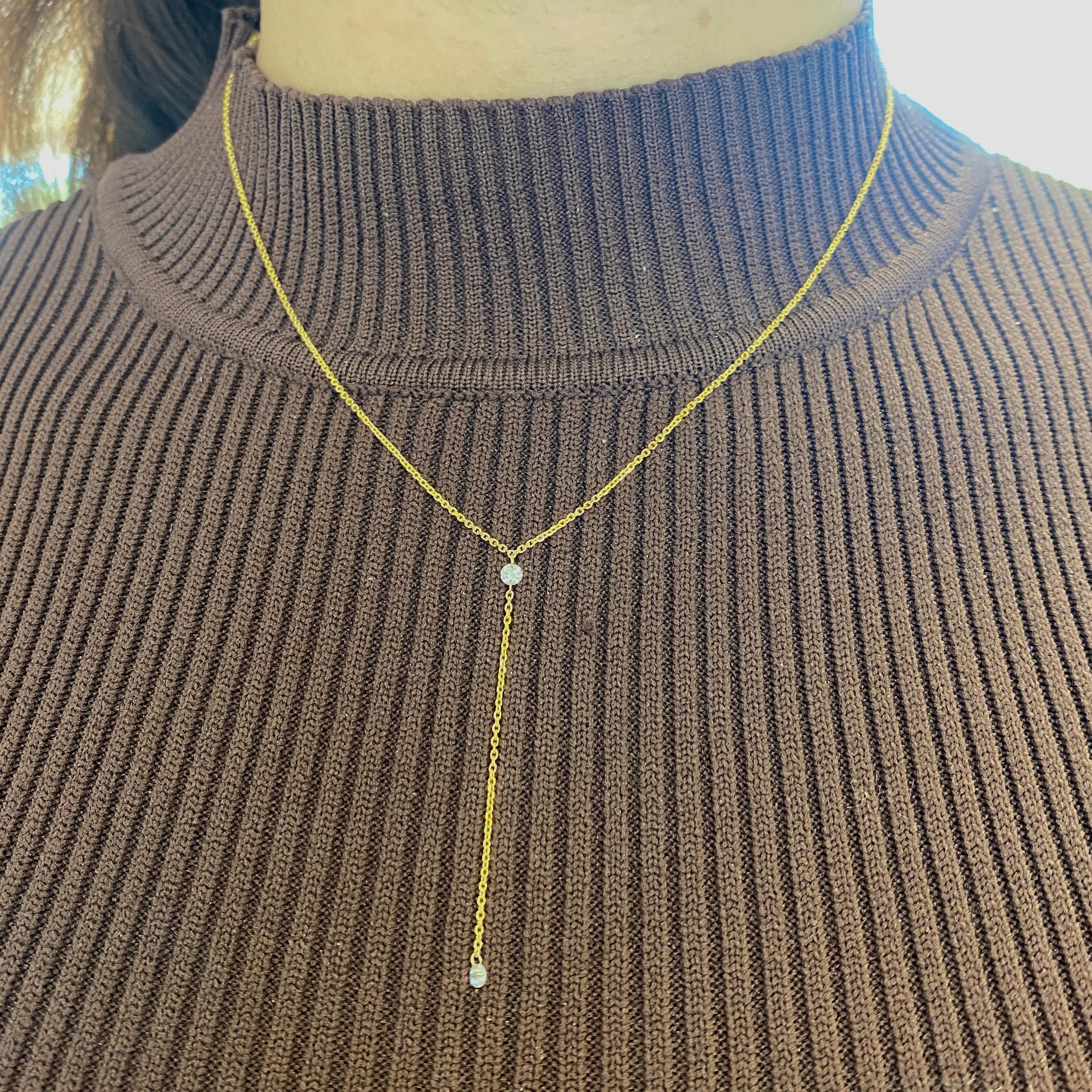 Taglio rotondo Collana Dancing Diamond con design a Y e due diamanti in oro giallo 14K in vendita