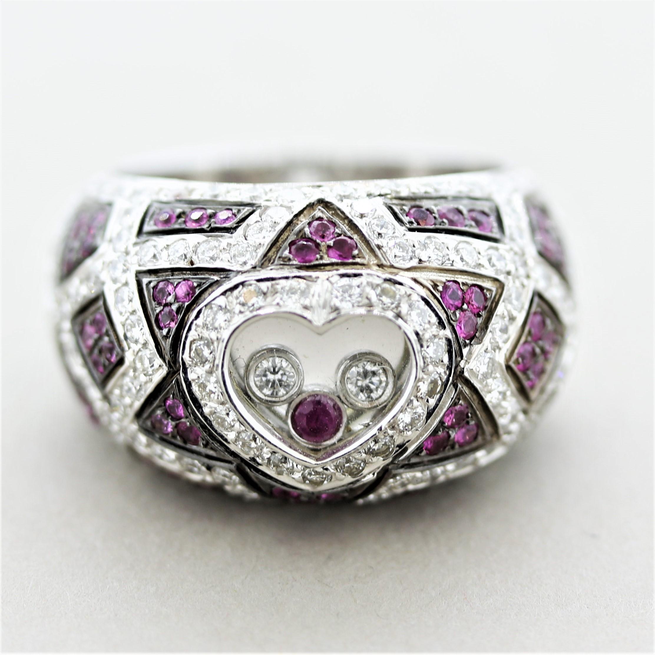 Ein lustiger und stilvoller Ring mit ca. 1,80 Karat Diamanten und Rubinen im Brillantschliff. Sie sind in einem stilvollen Muster um den Ring herum gefasst, ebenso wie die 3 Steine im Herzen, die frei herumtanzen