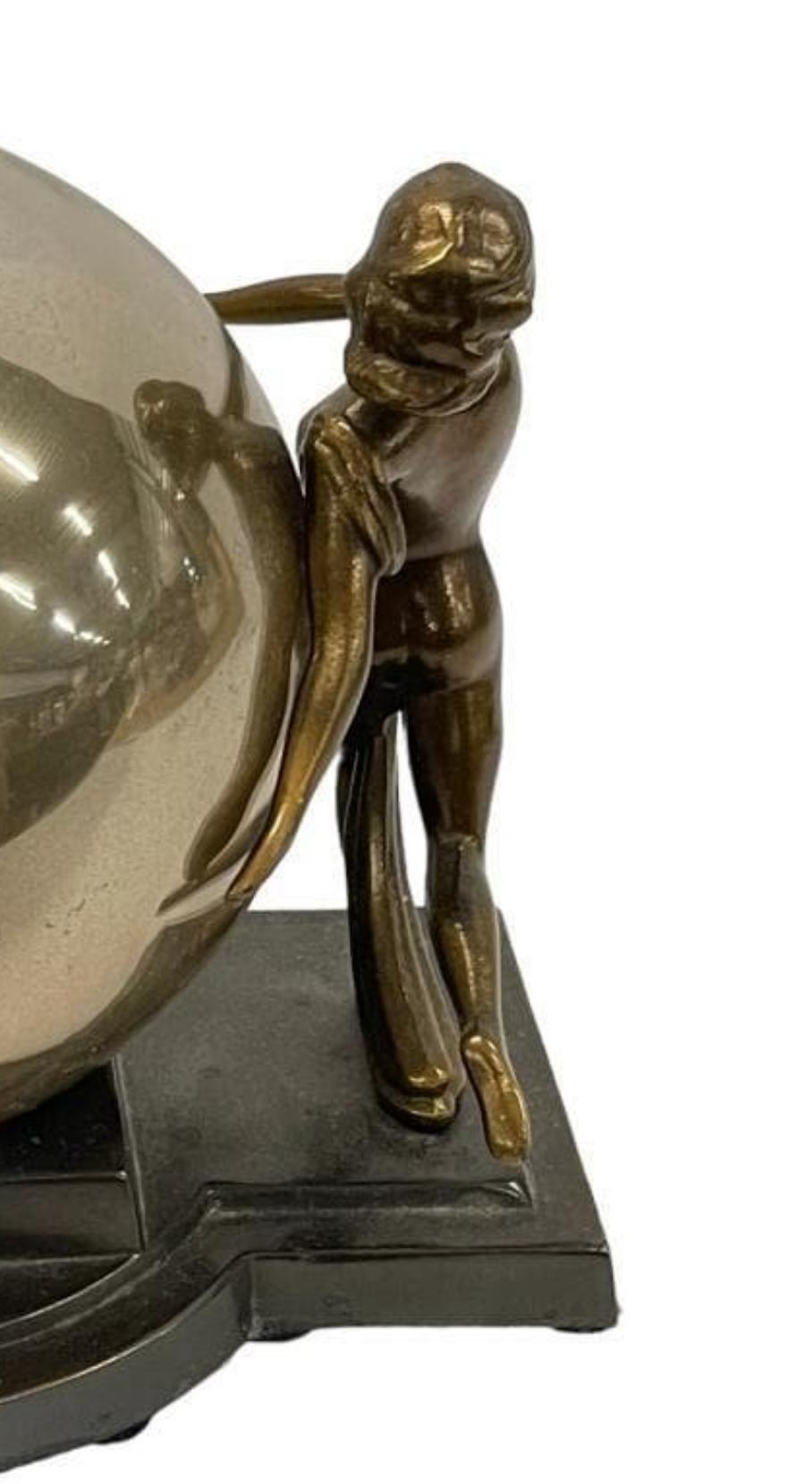 Art déco Lampe de bureau Art Déco nue dansante avec globe en verre mercuré d'origine en vente
